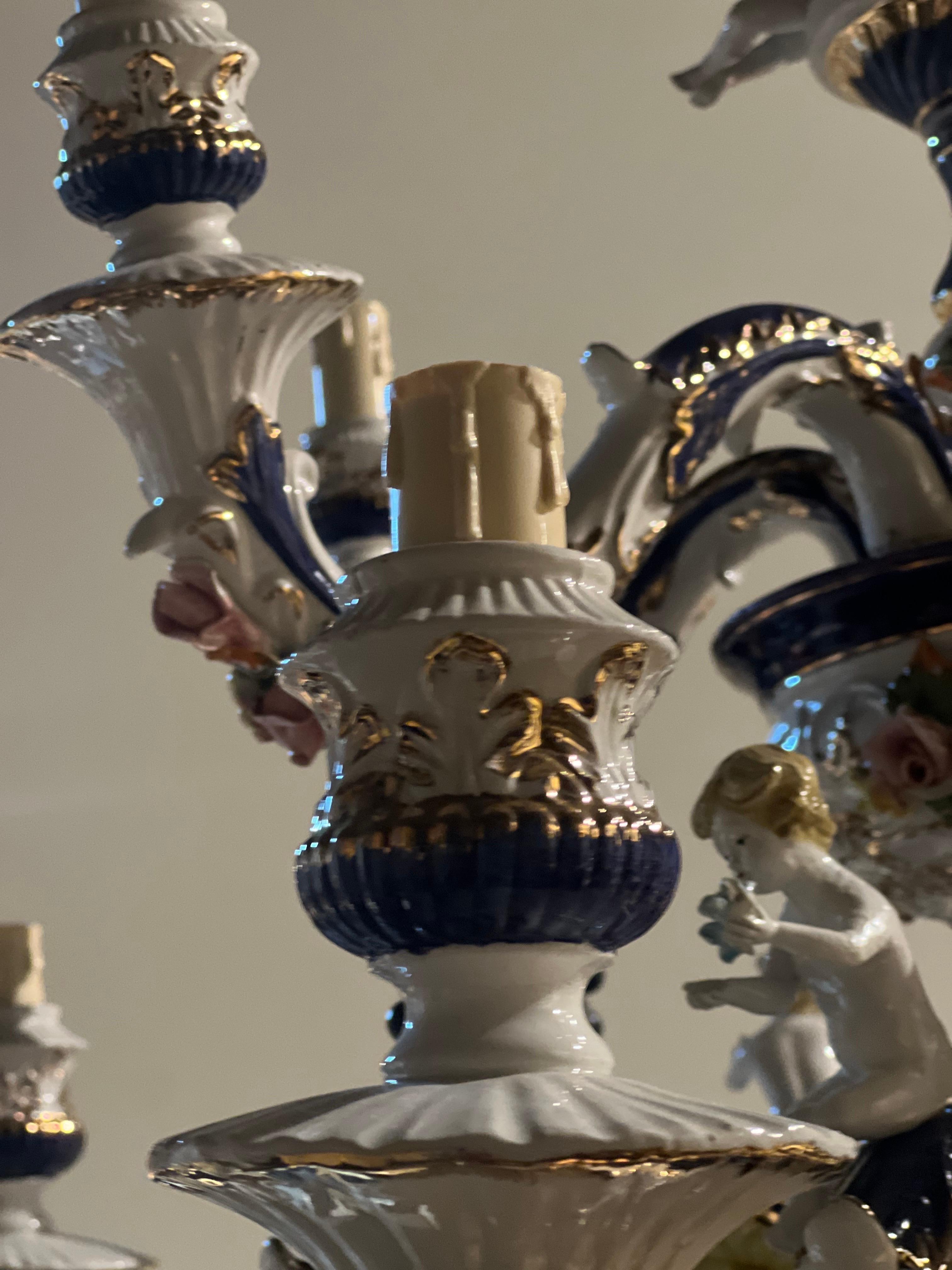 Lustre à douze bras de lumière en porcelaine du 19ème siècle, fait à la main par un artisan français. en vente 1