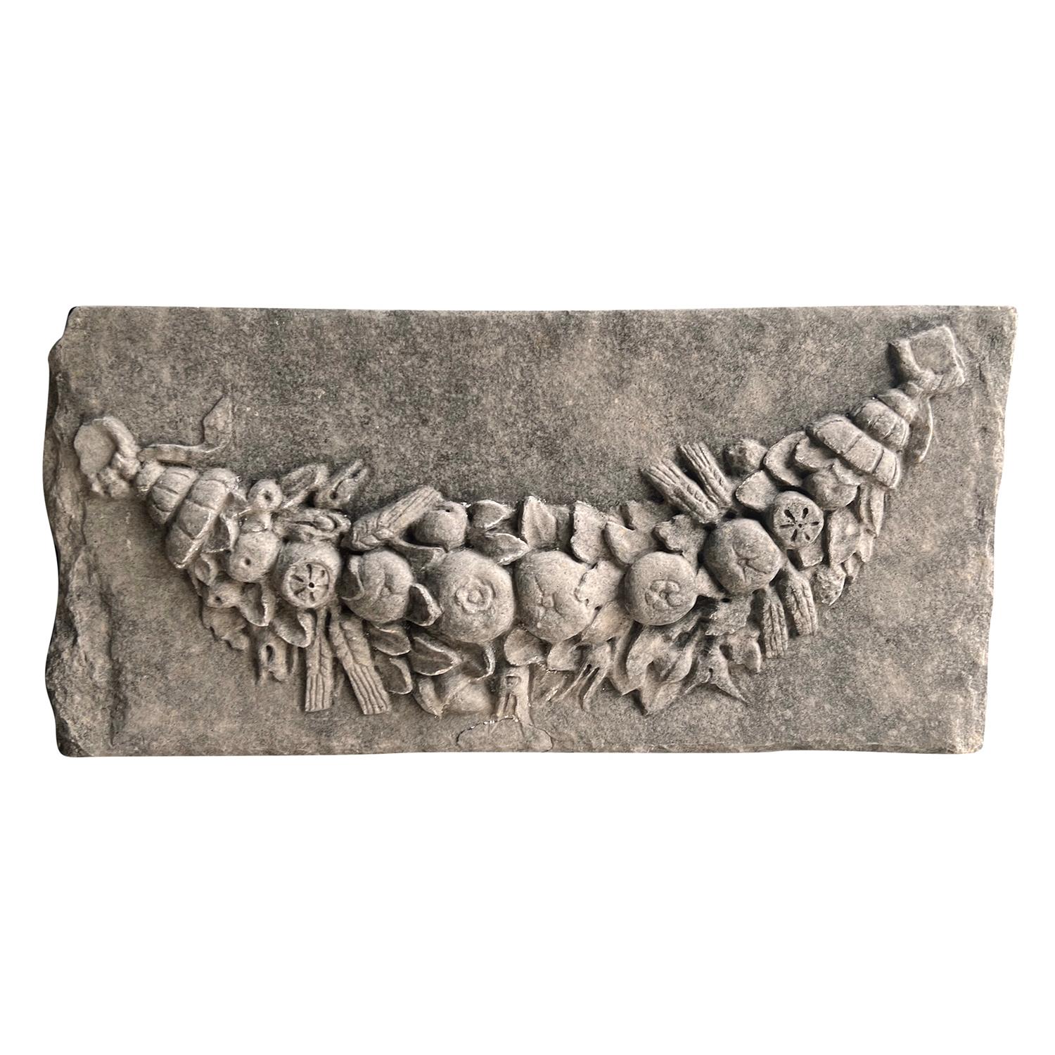 Antico rilievo da parete francese rettangolare del Mid Century Antiques con ghirlanda e decorazioni di frutta e fogliame scolpite a mano in pietra calcarea, in buone condizioni. Patina autentica e naturalmente invecchiata. Lievi sbiadimenti e graffi