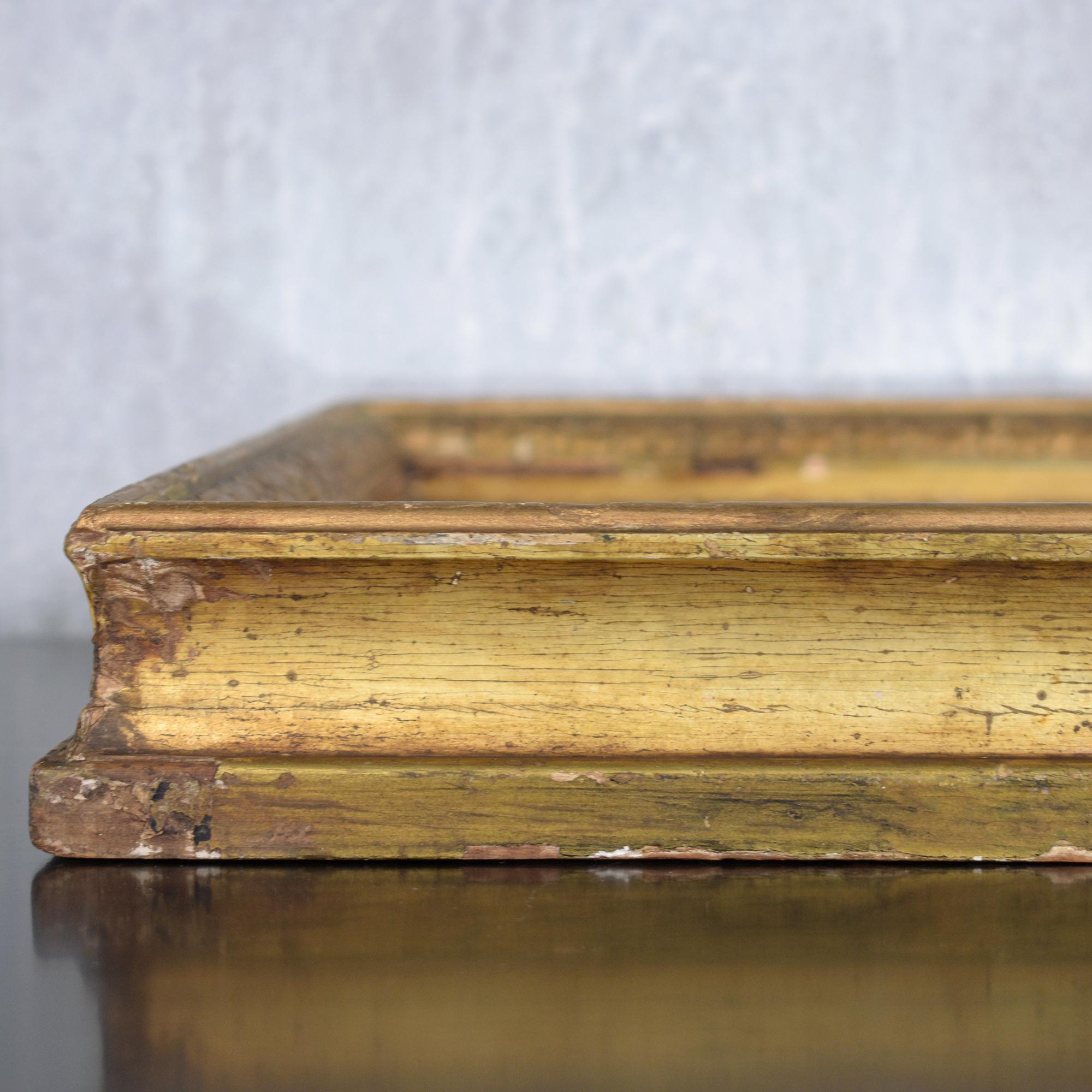 Französischer Antique Mirror aus dem 19. Jahrhundert: Restaurierte Eleganz mit wasservergoldeter Oberfläche im Angebot 3