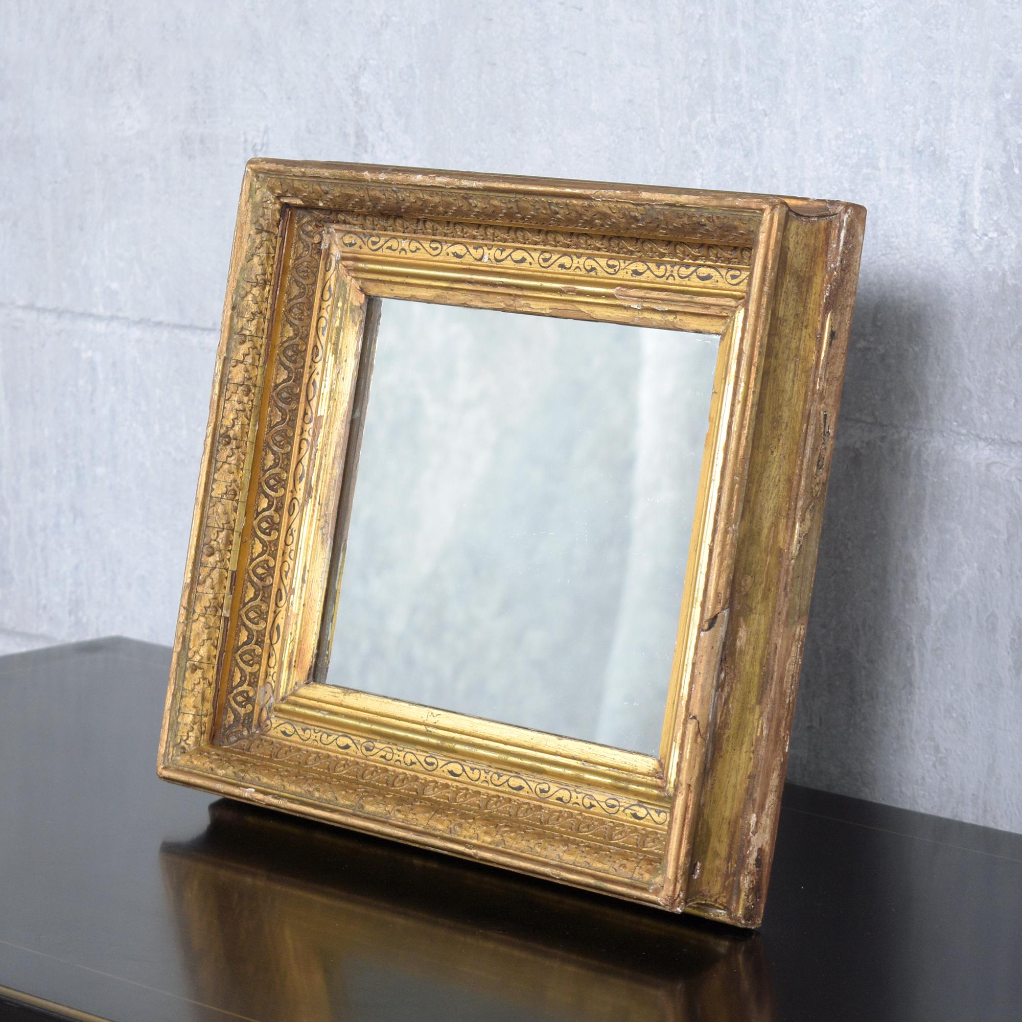 Lassen Sie sich vom Charme des 19. Jahrhunderts verzaubern mit unserem kleinen französischen Antikspiegel, einem Meisterwerk der Handwerkskunst und Eleganz. Dieser exquisite, fachmännisch aus Holz gefertigte Spiegel wurde von unserem hauseigenen