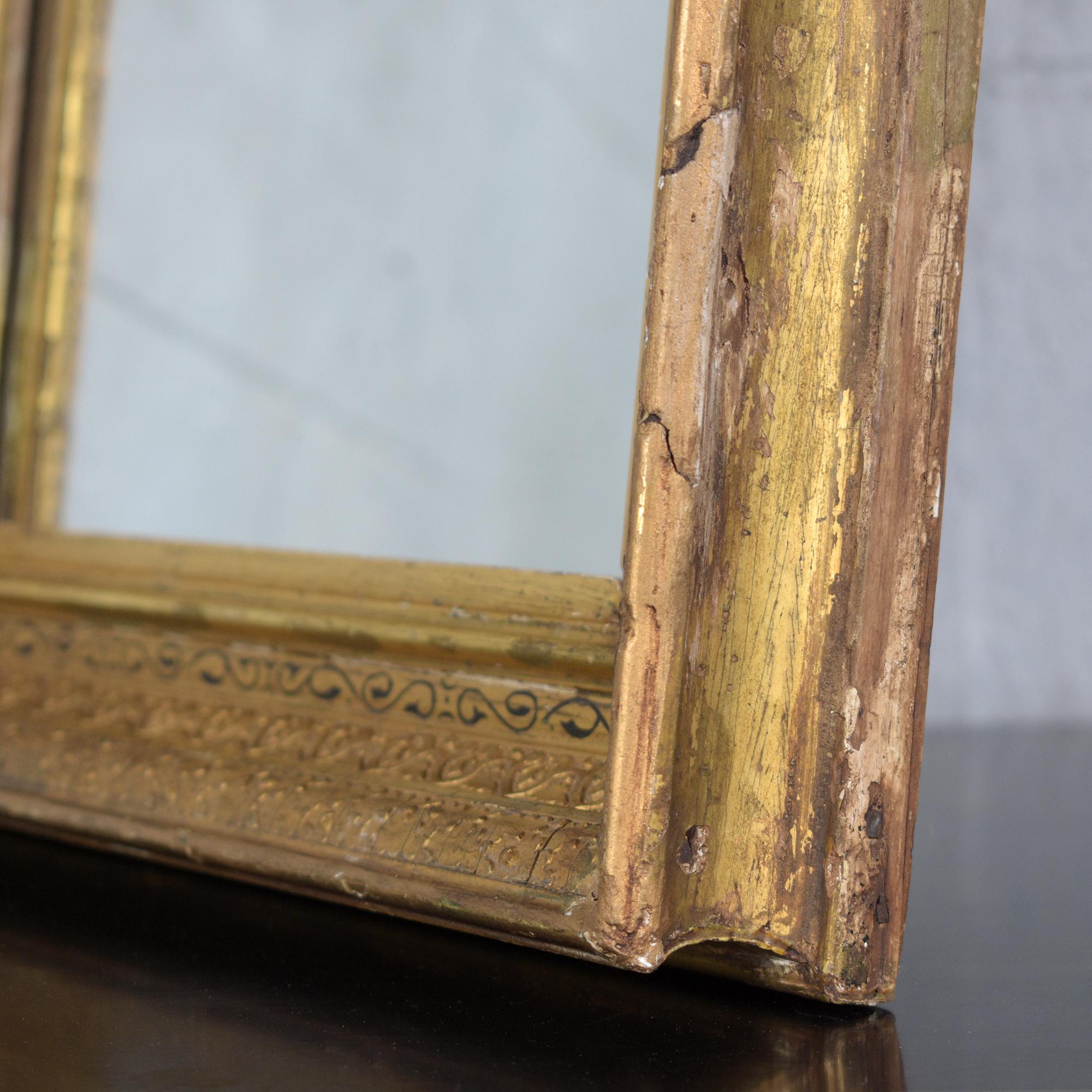 Französischer Antique Mirror aus dem 19. Jahrhundert: Restaurierte Eleganz mit wasservergoldeter Oberfläche (Geschnitzt) im Angebot