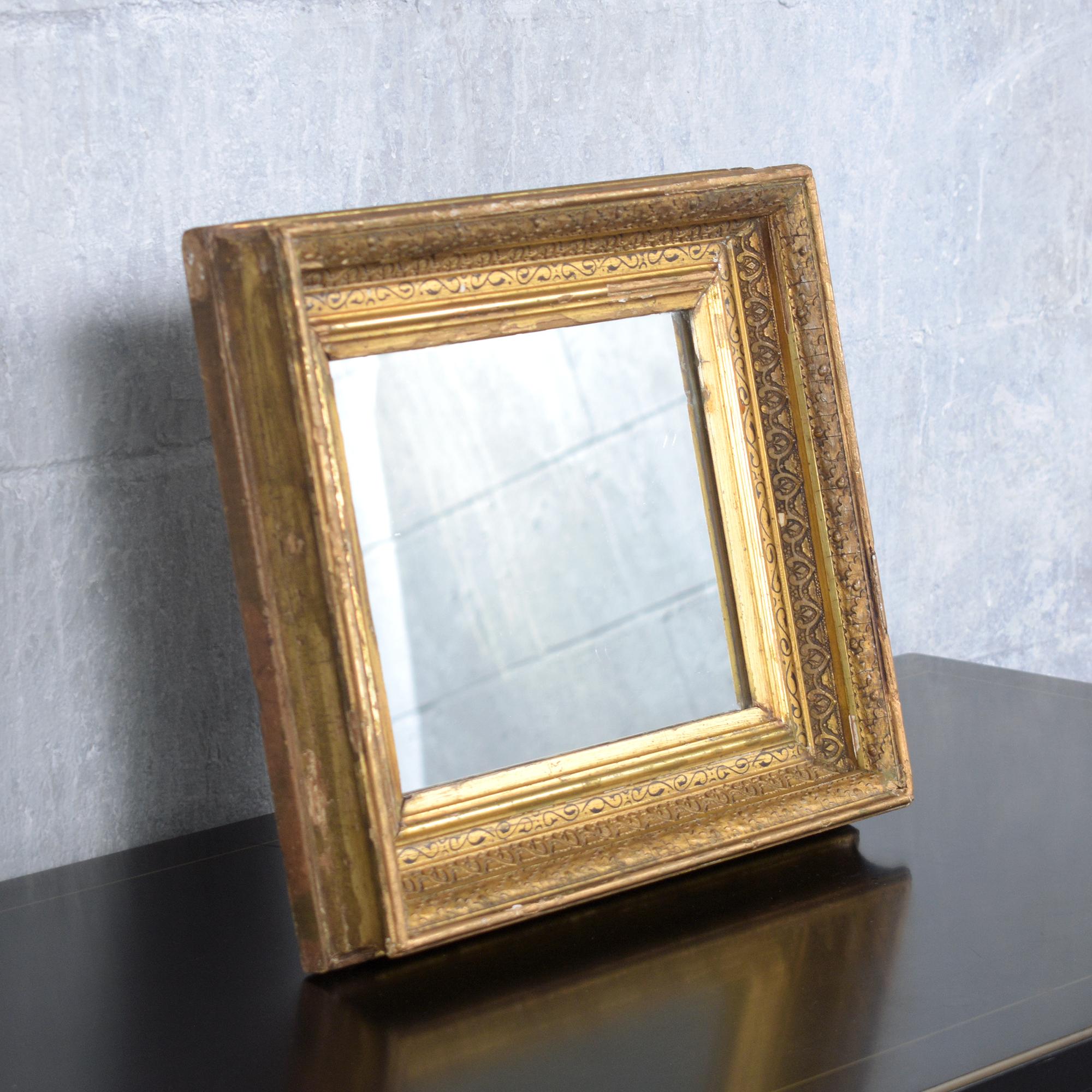 Französischer Antique Mirror aus dem 19. Jahrhundert: Restaurierte Eleganz mit wasservergoldeter Oberfläche im Zustand „Gut“ im Angebot in Los Angeles, CA