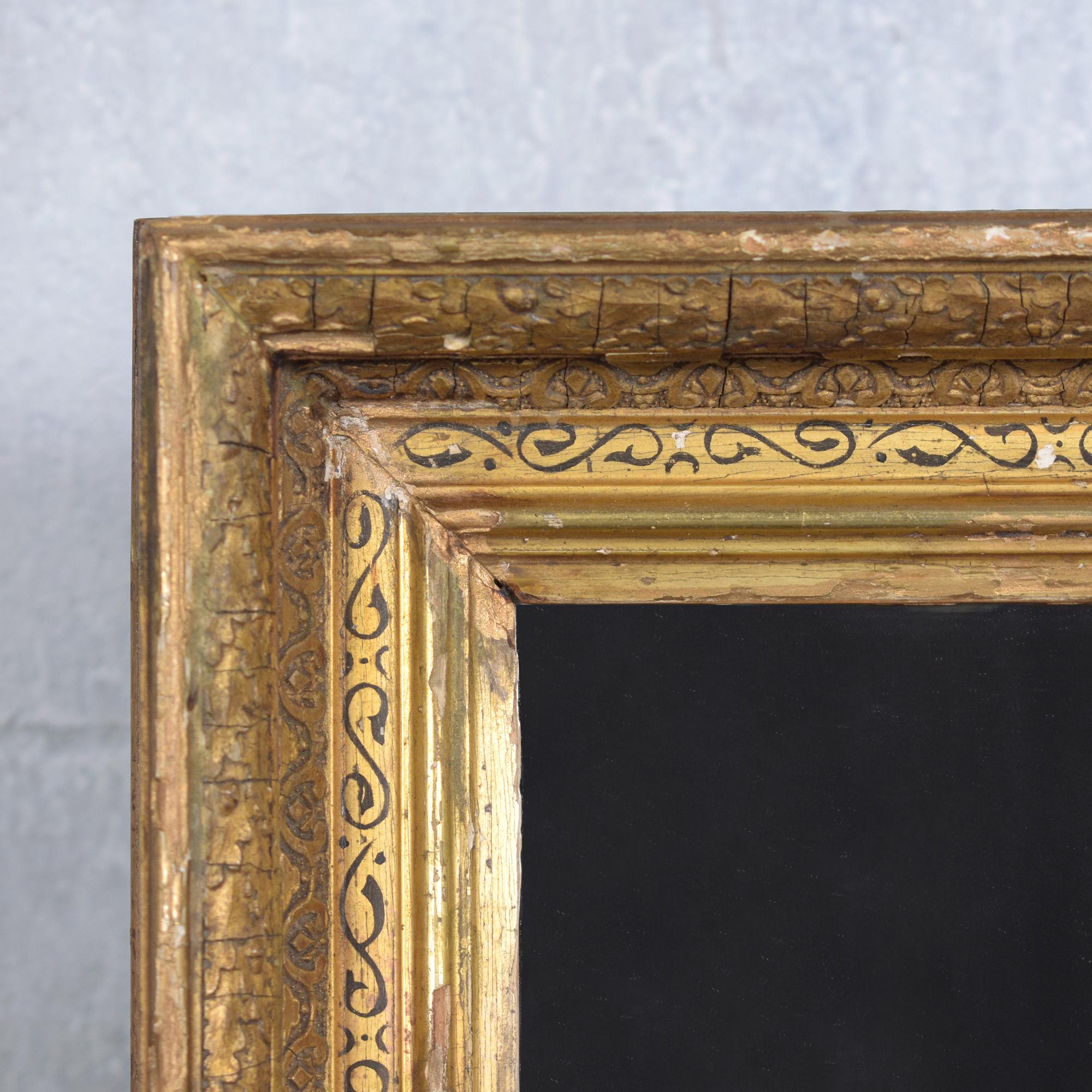 Französischer Antique Mirror aus dem 19. Jahrhundert: Restaurierte Eleganz mit wasservergoldeter Oberfläche (Spätes 19. Jahrhundert) im Angebot