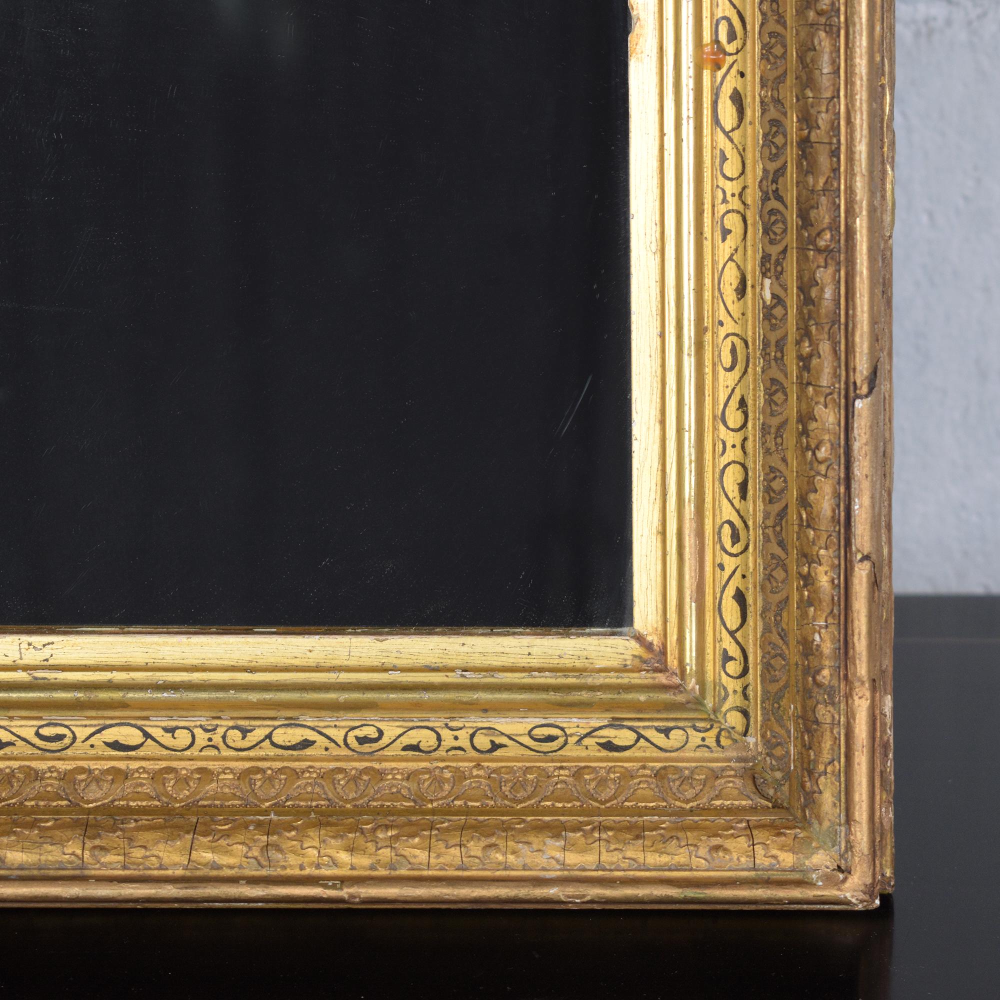 Französischer Antique Mirror aus dem 19. Jahrhundert: Restaurierte Eleganz mit wasservergoldeter Oberfläche im Angebot 1