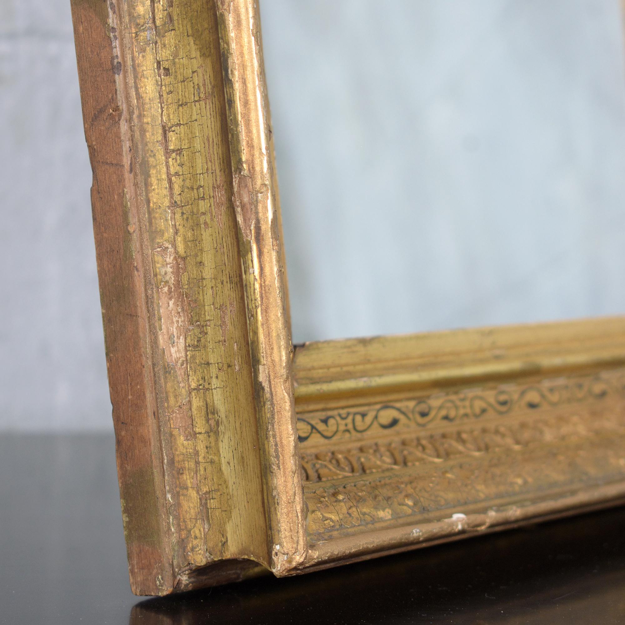 Französischer Antique Mirror aus dem 19. Jahrhundert: Restaurierte Eleganz mit wasservergoldeter Oberfläche im Angebot 2