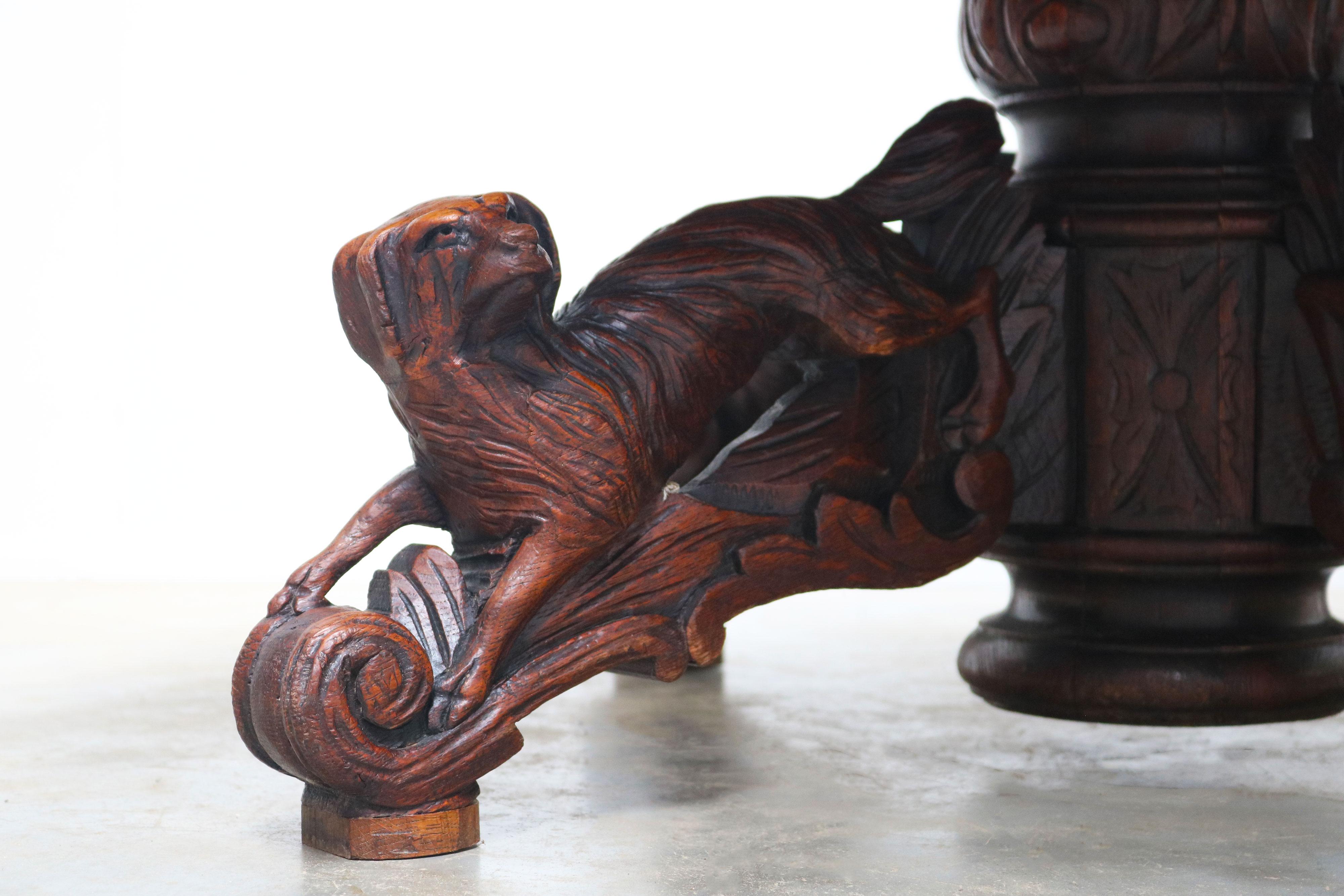 Stunning 19th century French antique hunting table / beast Coffee table in black forest style, large oval model.
Amazing full beast model displaying a Stag, Foxes & Hound.
Made from European oak with superb craftsmanship, the craftsmanship of the