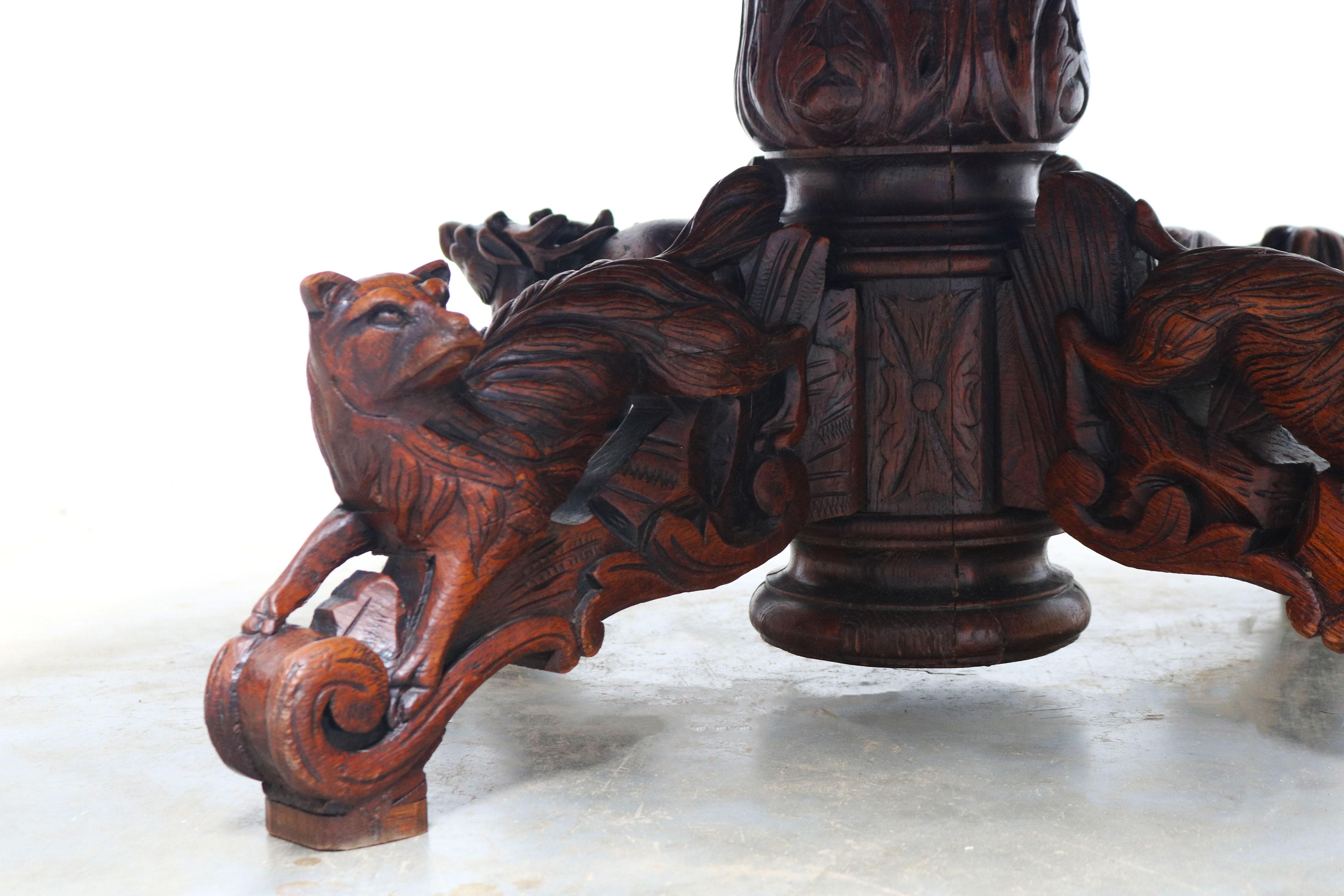 19th Century French Antique Oak Coffee table hunt Black Forest Animal Lodge In Good Condition For Sale In Ijzendijke, NL