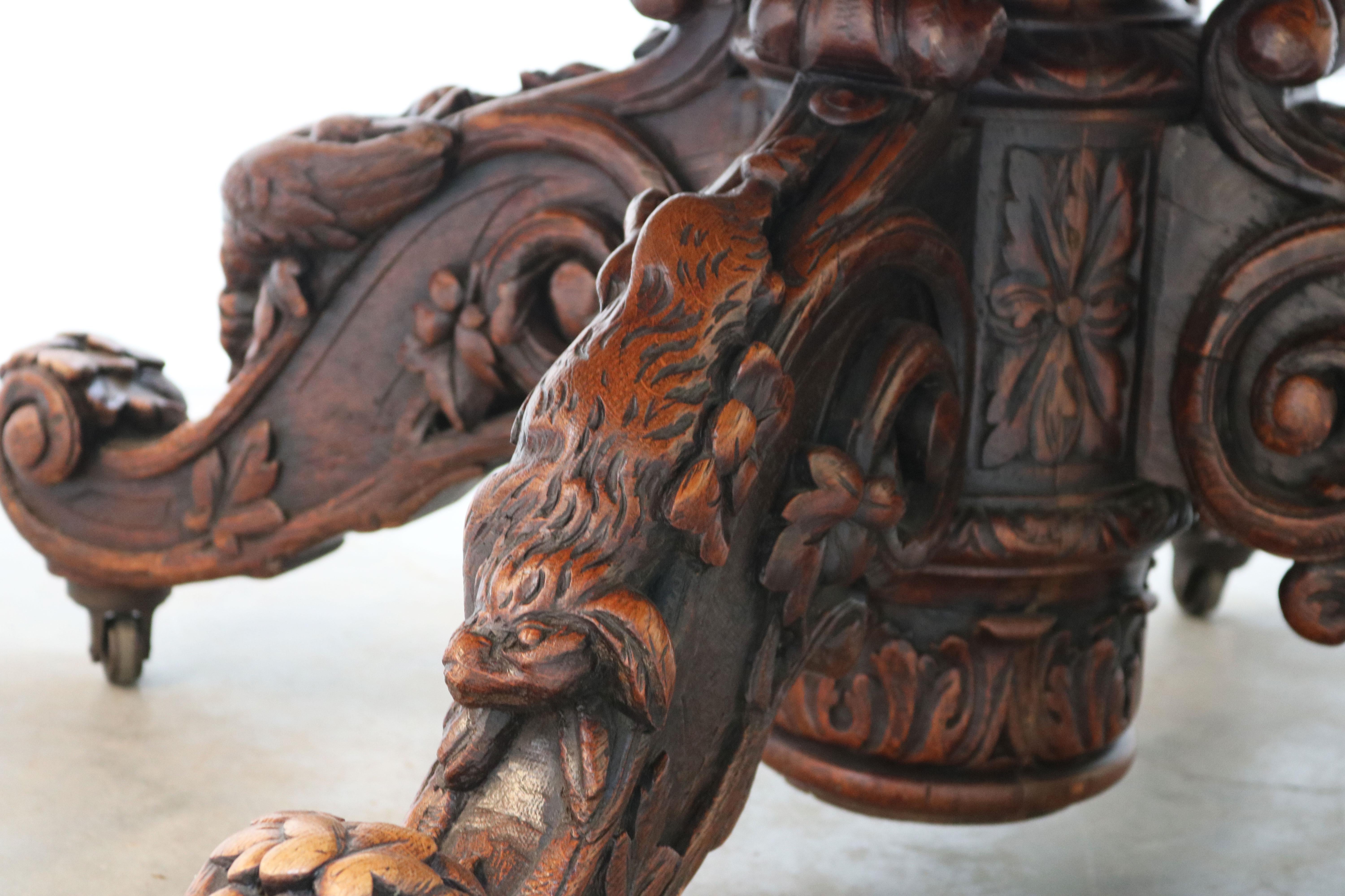 Table de chasse ovale en chêne ancien du 19ème siècle français Trophée de chasse Black Forest en vente 2