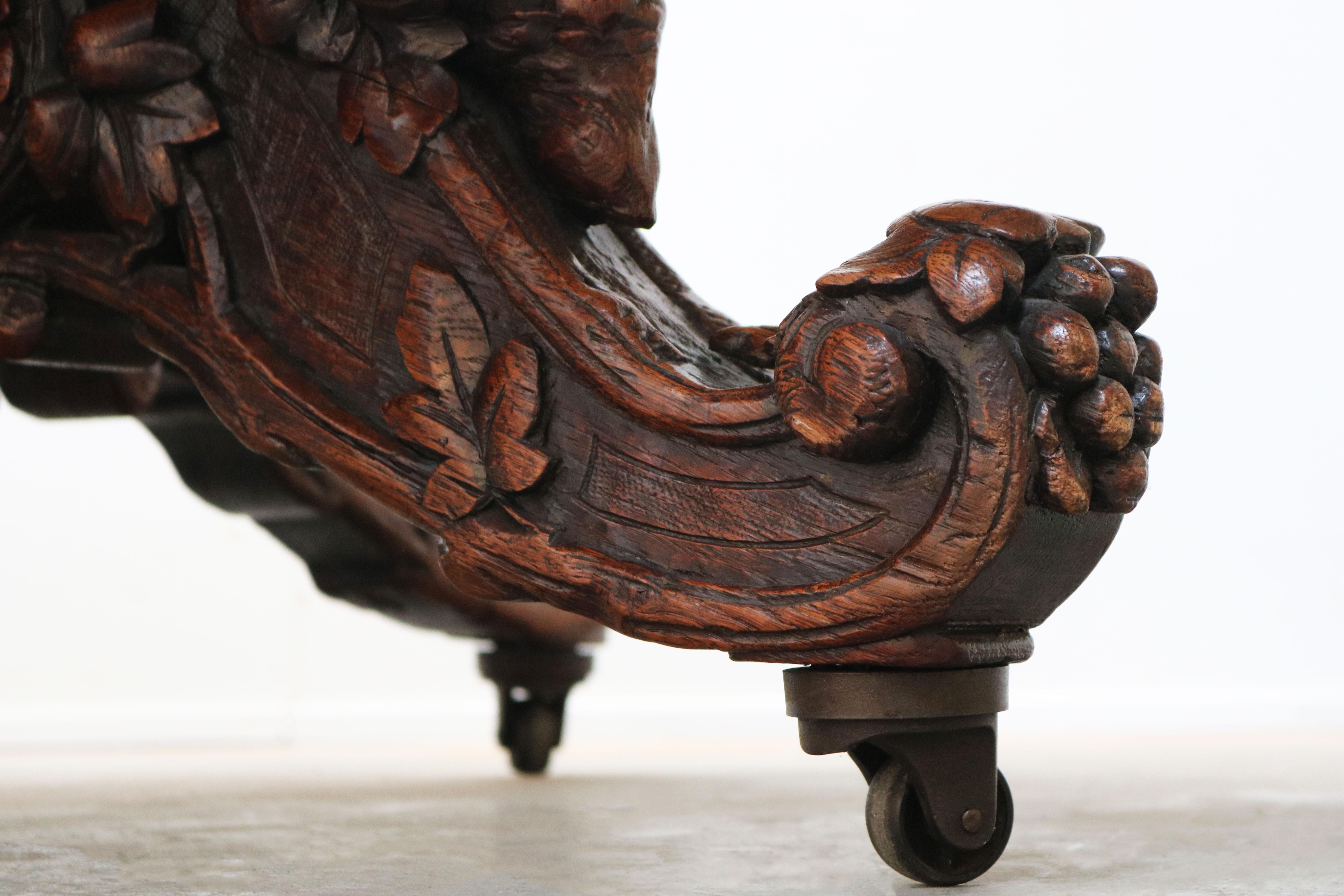 Table de chasse ovale en chêne ancien du 19ème siècle français Trophée de chasse Black Forest en vente 5