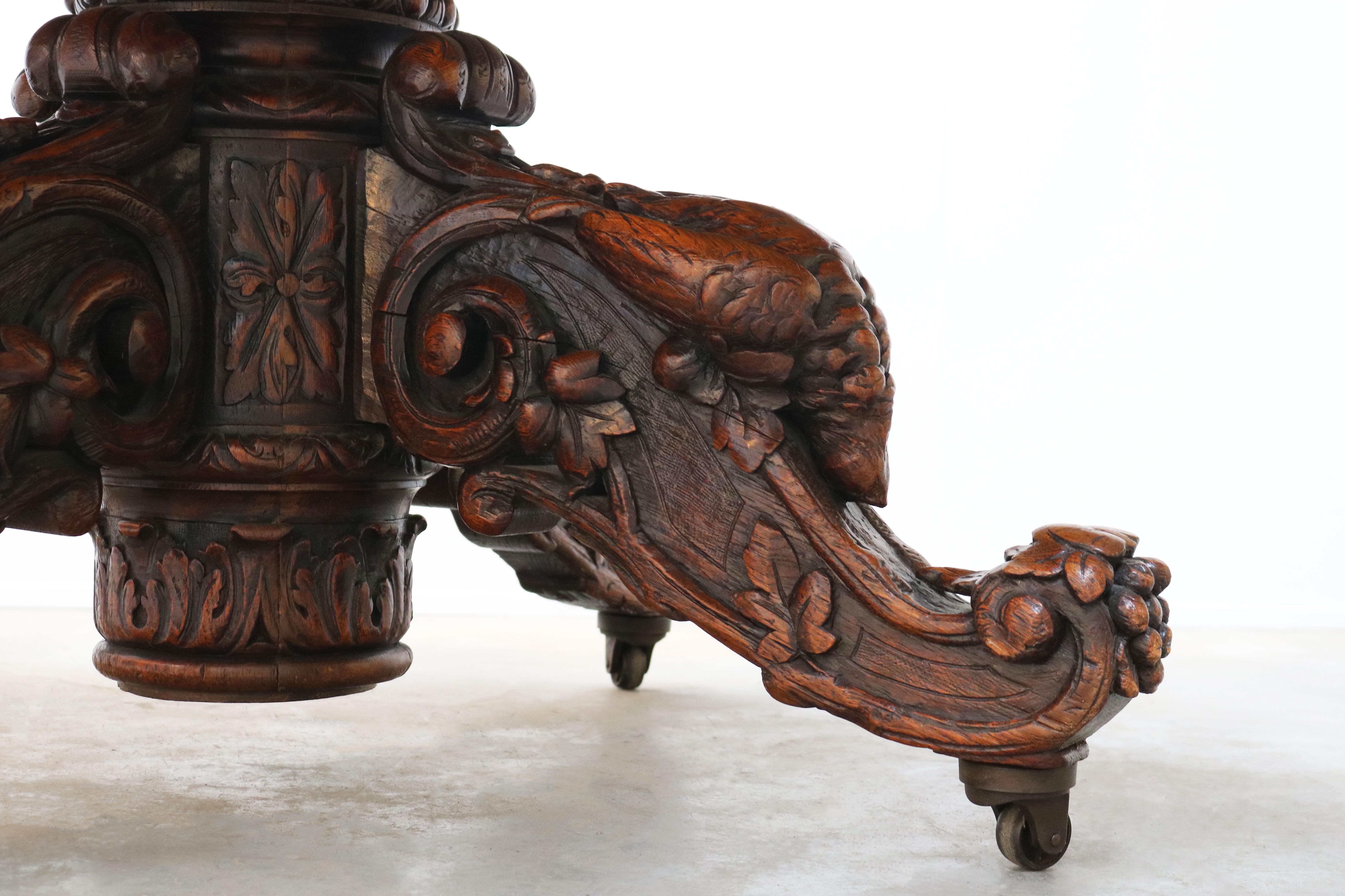 Néo-Renaissance Table de chasse ovale en chêne ancien du 19ème siècle français Trophée de chasse Black Forest en vente