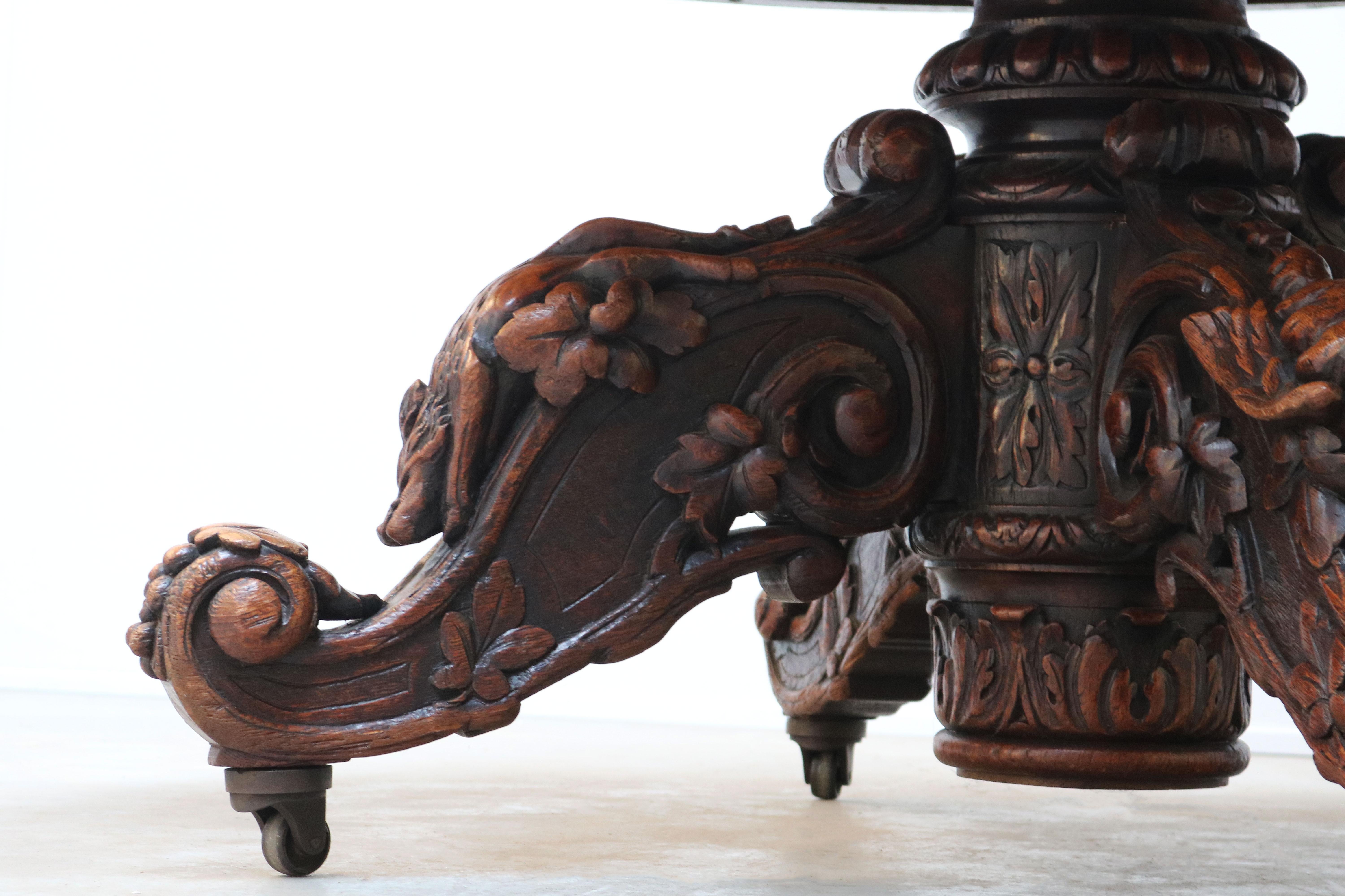 Sculpté à la main Table de chasse ovale en chêne ancien du 19ème siècle français Trophée de chasse Black Forest en vente