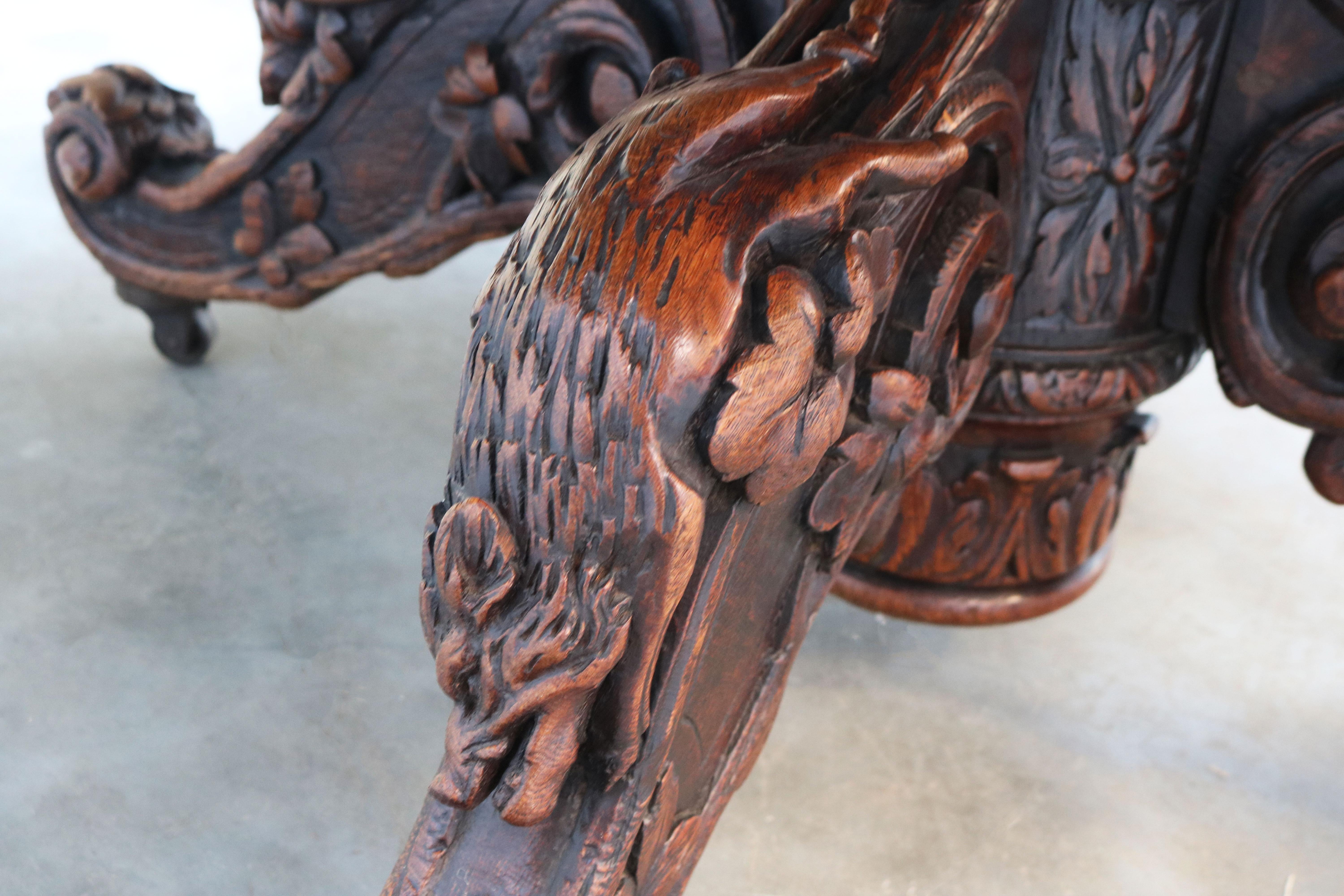 Table de chasse ovale en chêne ancien du 19ème siècle français Trophée de chasse Black Forest Bon état - En vente à Ijzendijke, NL
