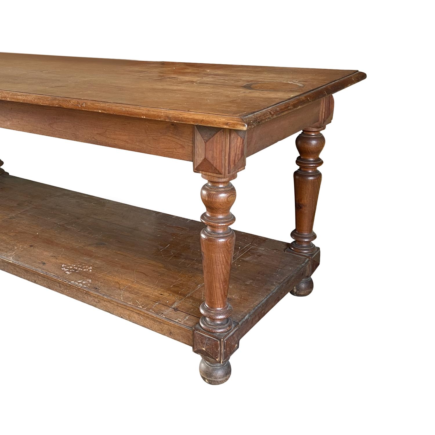 Sculpté à la main Table de tailleur, table de drapier, table de tailleur ancienne en noyer du 19ème siècle. en vente