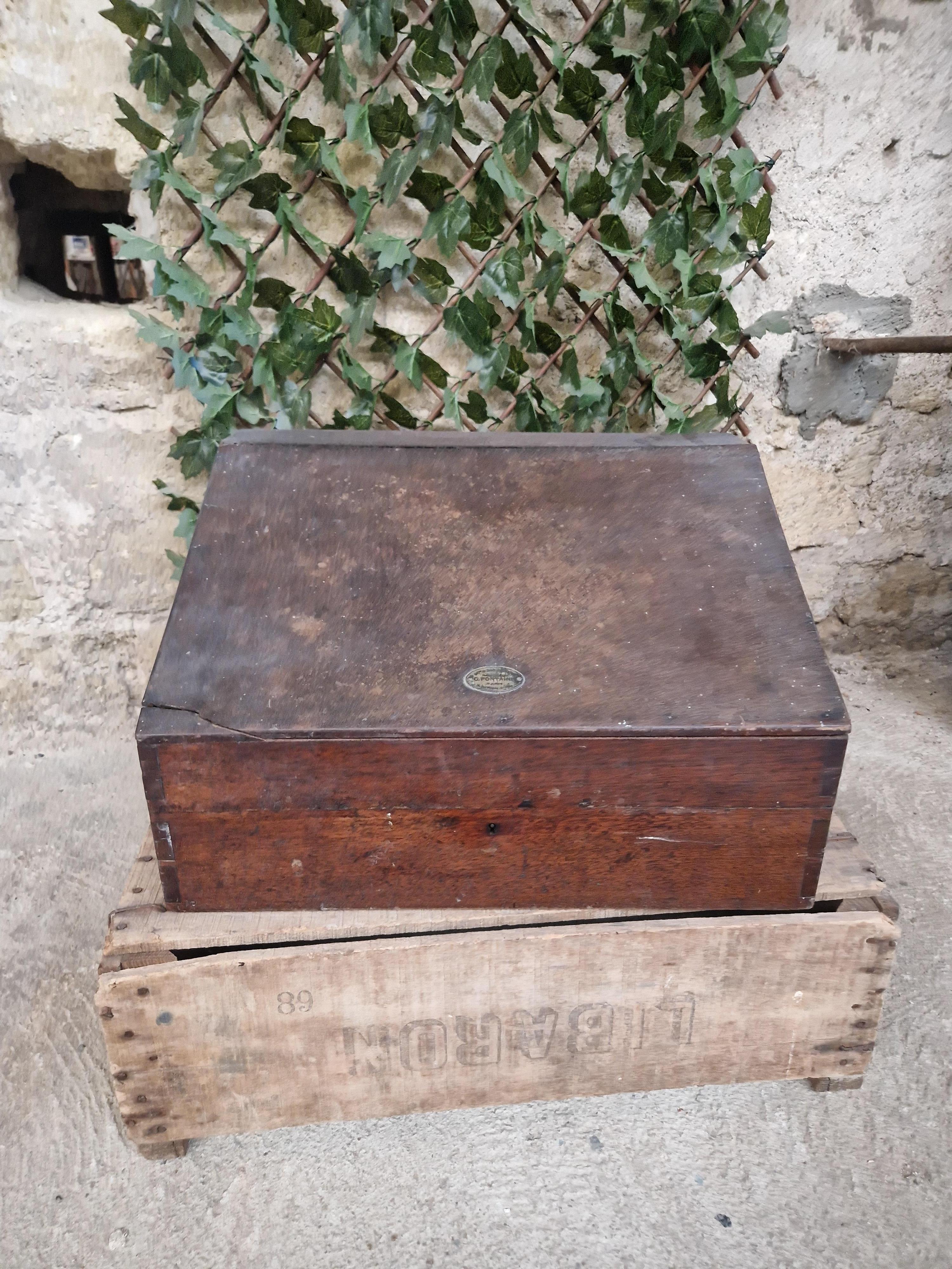 Diese antike französische Apothekerdose ist ein seltener Fund für Sammler von wissenschaftlichen Erinnerungsstücken. Diese Schachtel aus dem 19. Jahrhundert hat ein einzigartiges Design, das sich perfekt für jeden Apotheker oder Chemieliebhaber
