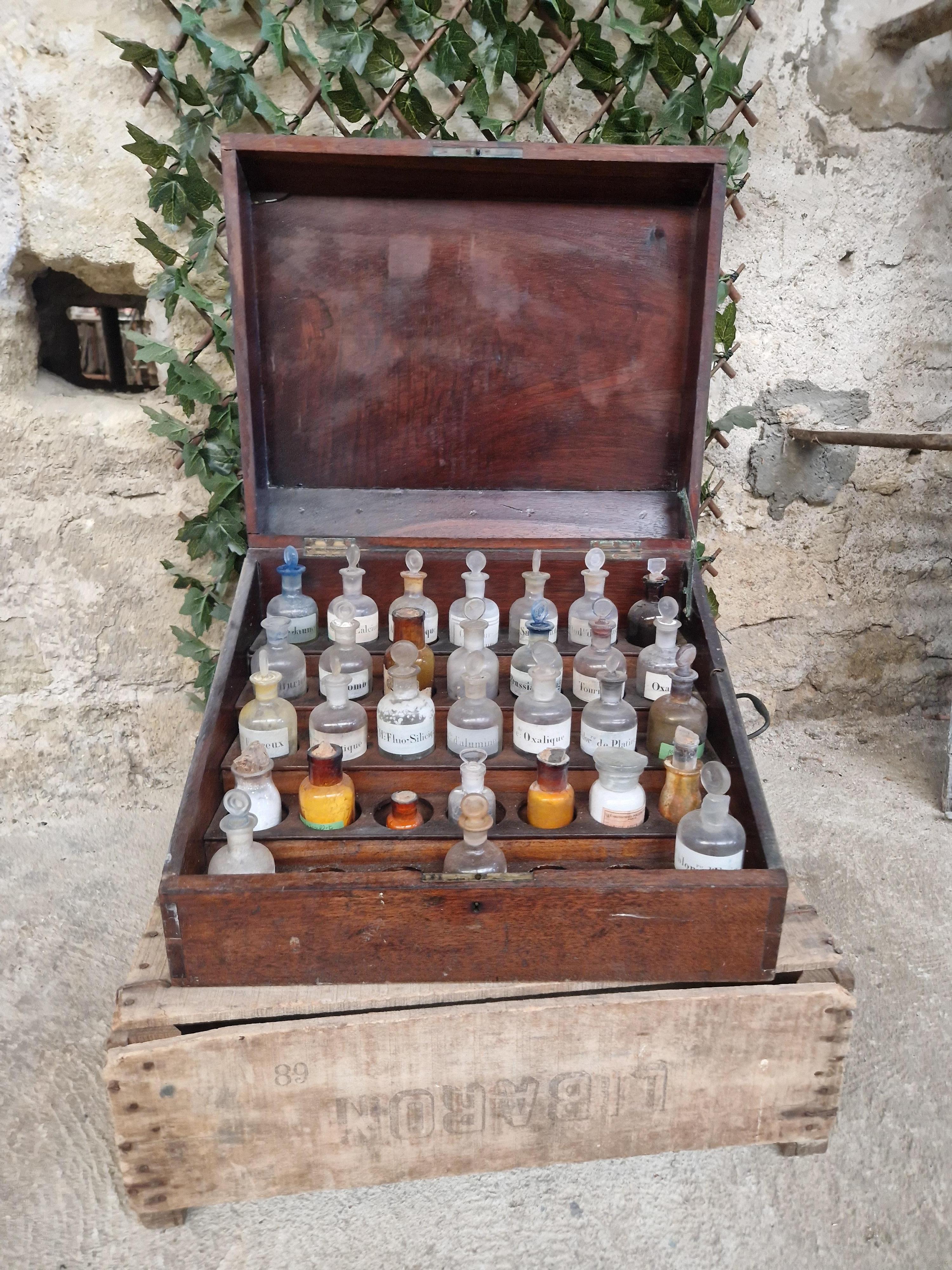 Boîte d'apothicaire française du 19ème siècle estampillée G Fontaine en vente 3