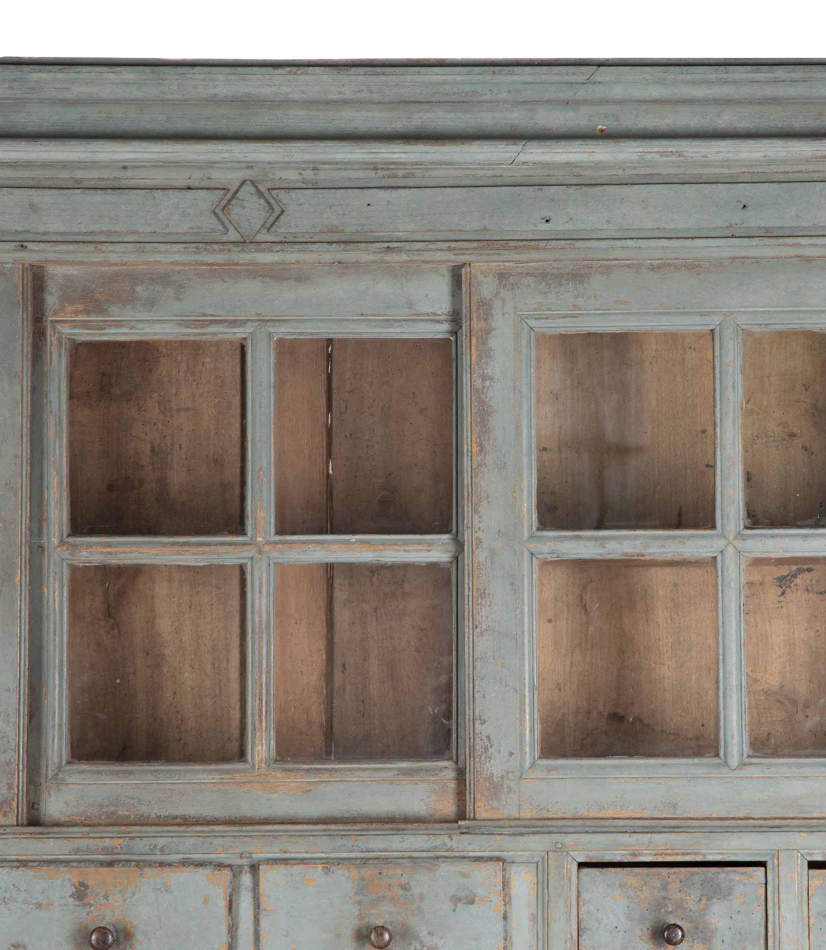 Cabinet d'apothicaire français du 19ème siècle.
La partie supérieure est vitrée et le dessous comporte vingt-quatre tiroirs de rangement. Plus bas, trois portes s'ouvrent sur d'autres espaces de rangement.
Circa 1880.