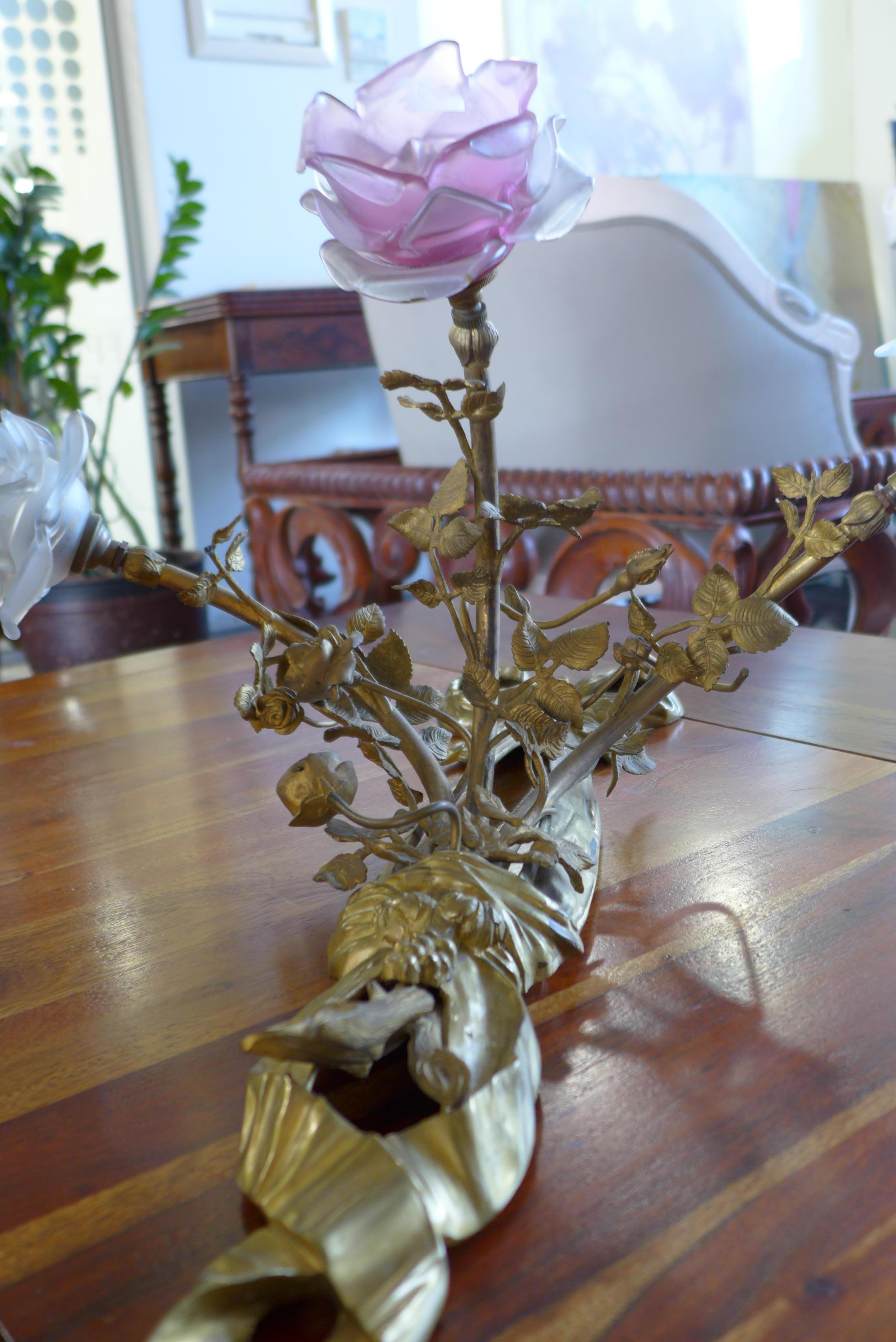 Aplique francés del siglo XIX en bronce dorado con rosas de cristal, Napoleón III en Bueno estado para la venta en Sofia, BG