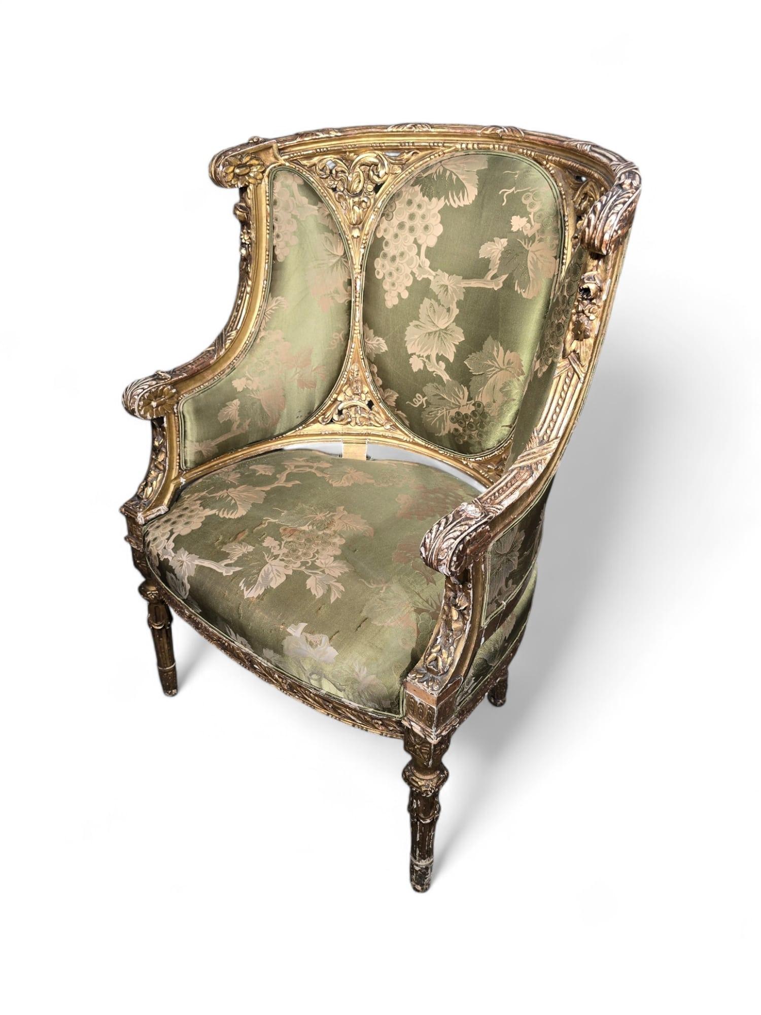 This elegant late 19th-century French armchair is a beautiful example of the craftsmanship of the era. Upholstered in silk decorated with grape motifs, this armchair combines comfort and refinement, reflecting the classic and luxurious style of the