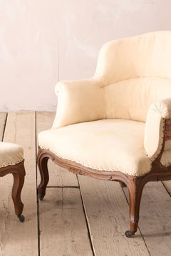 Fauteuil français du 19e siècle et pouf assorti