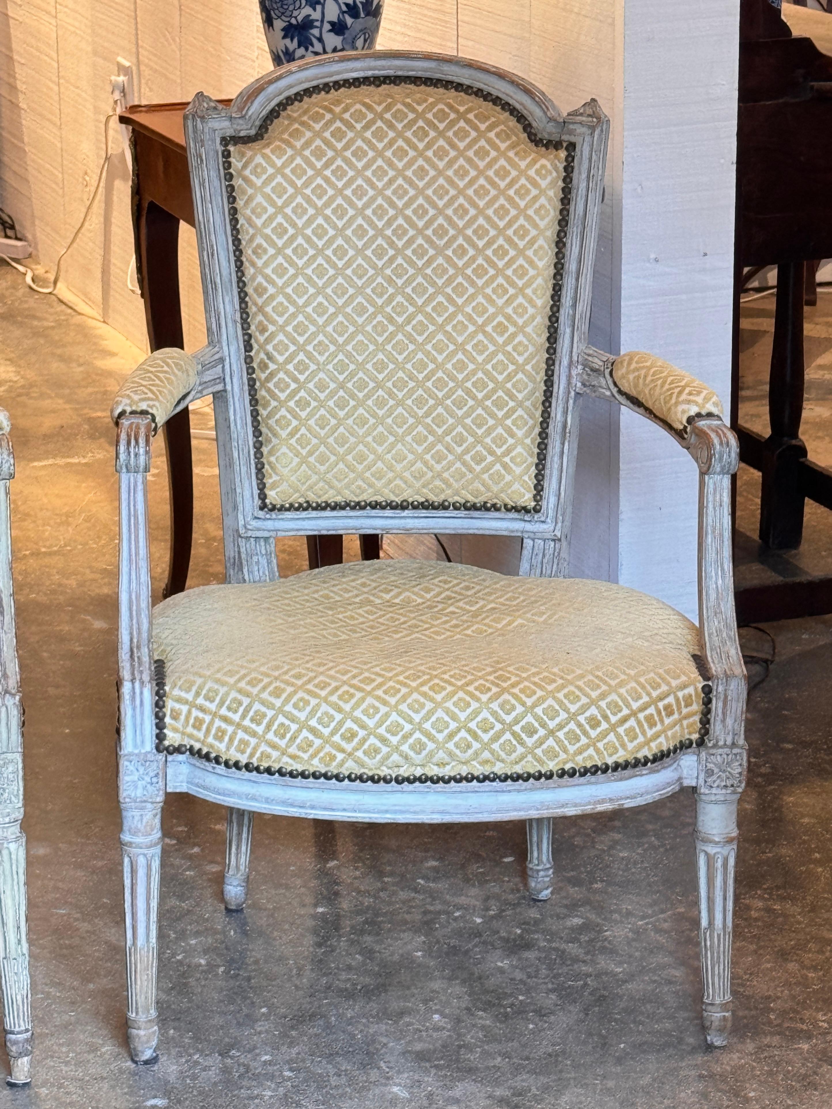 Sillones Franceses Del Siglo XIX Con Marcos Tallados Y Pintados Francés en venta