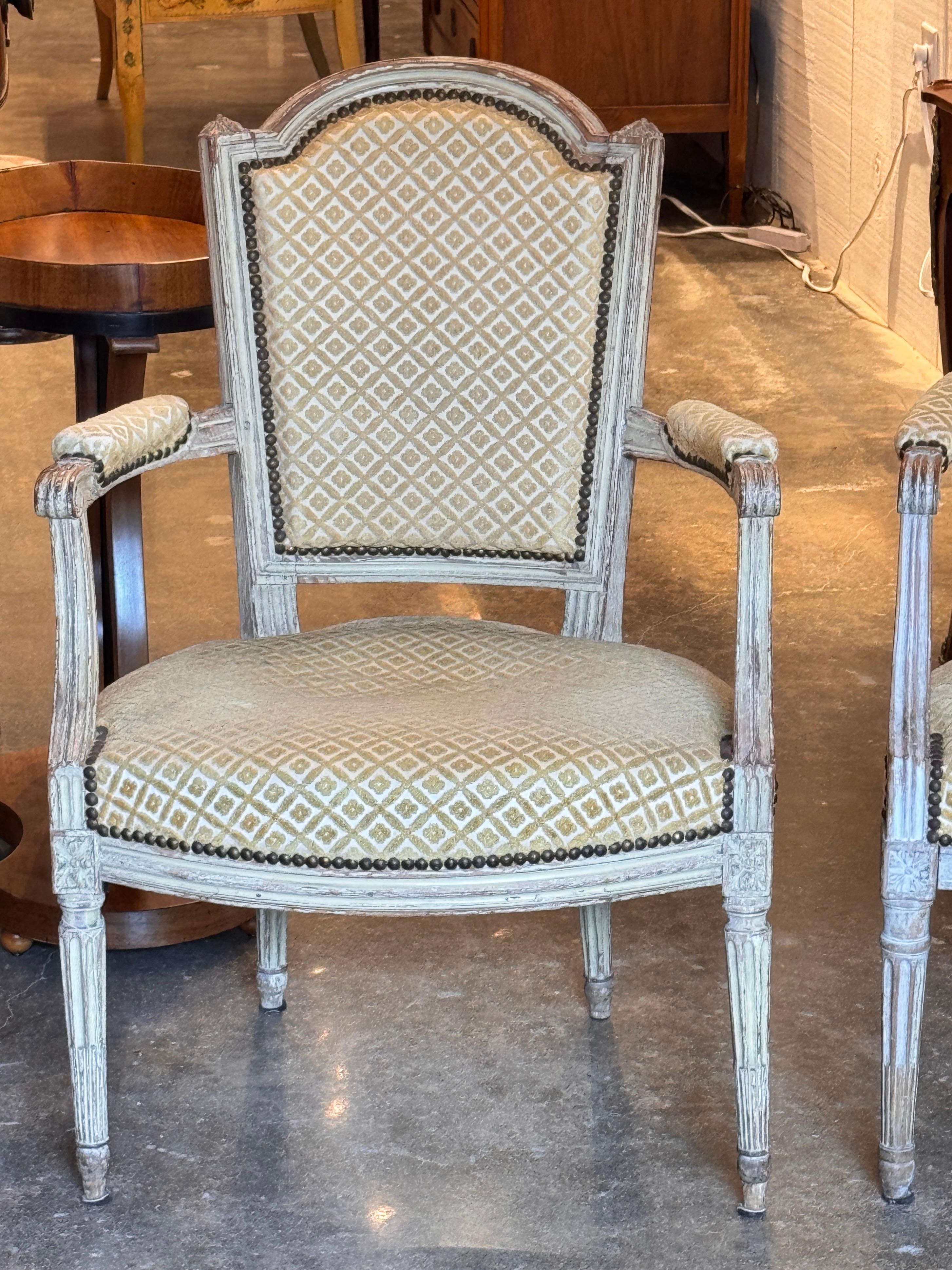 Sillones Franceses Del Siglo XIX Con Marcos Tallados Y Pintados en Bueno estado para la venta en Charlottesville, VA