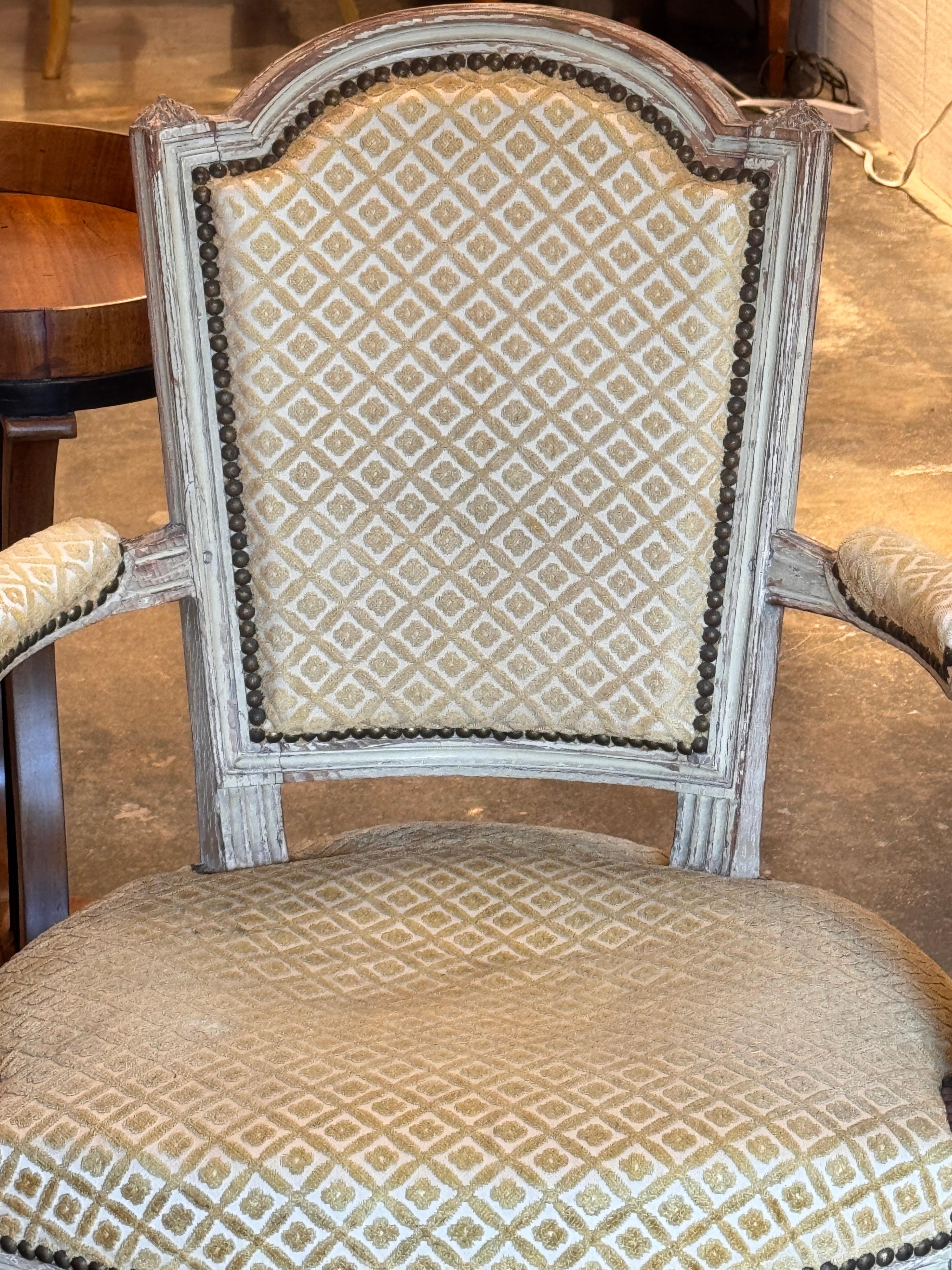 Sillones Franceses Del Siglo XIX Con Marcos Tallados Y Pintados en venta 1