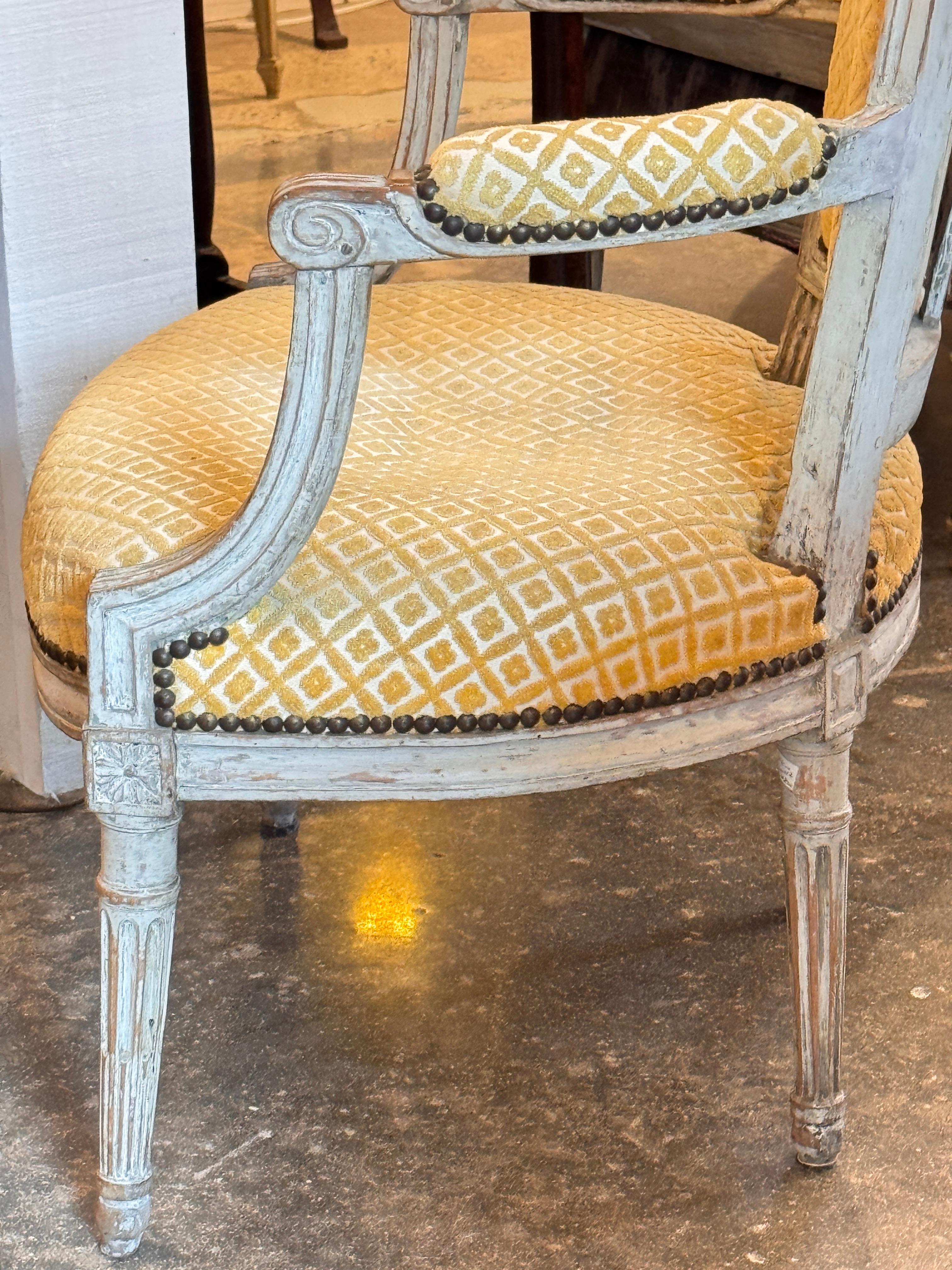 Sillones Franceses Del Siglo XIX Con Marcos Tallados Y Pintados en venta 2