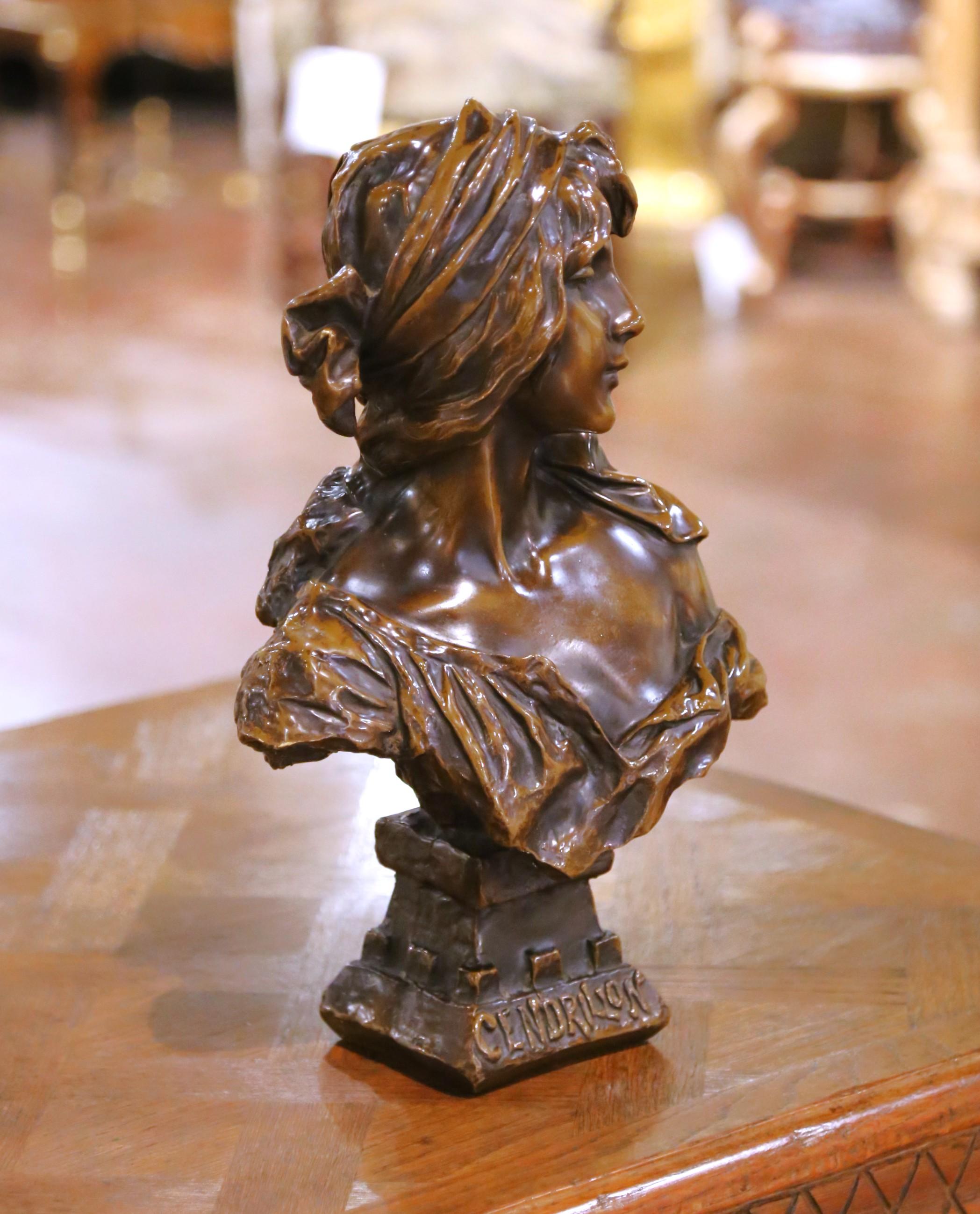 Abbellisci il piano di un tavolo, una console o una nicchia di una biblioteca con questo espressivo busto in bronzo francese del famoso scultore Emmanuel Villanis (1858-1914). Intitolata Cendrillon, in francese Cenerentola, la figura finemente fusa