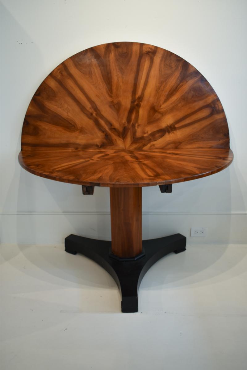 Adéntrate en el encantador mundo del Art Nouveau con esta exquisita Mesa francesa Art Nouveau de nogal de sección transversal (Coupe en Noyer) del siglo XIX. Esta mesa muestra la belleza orgánica y la intrincada artesanía típicas del periodo Art