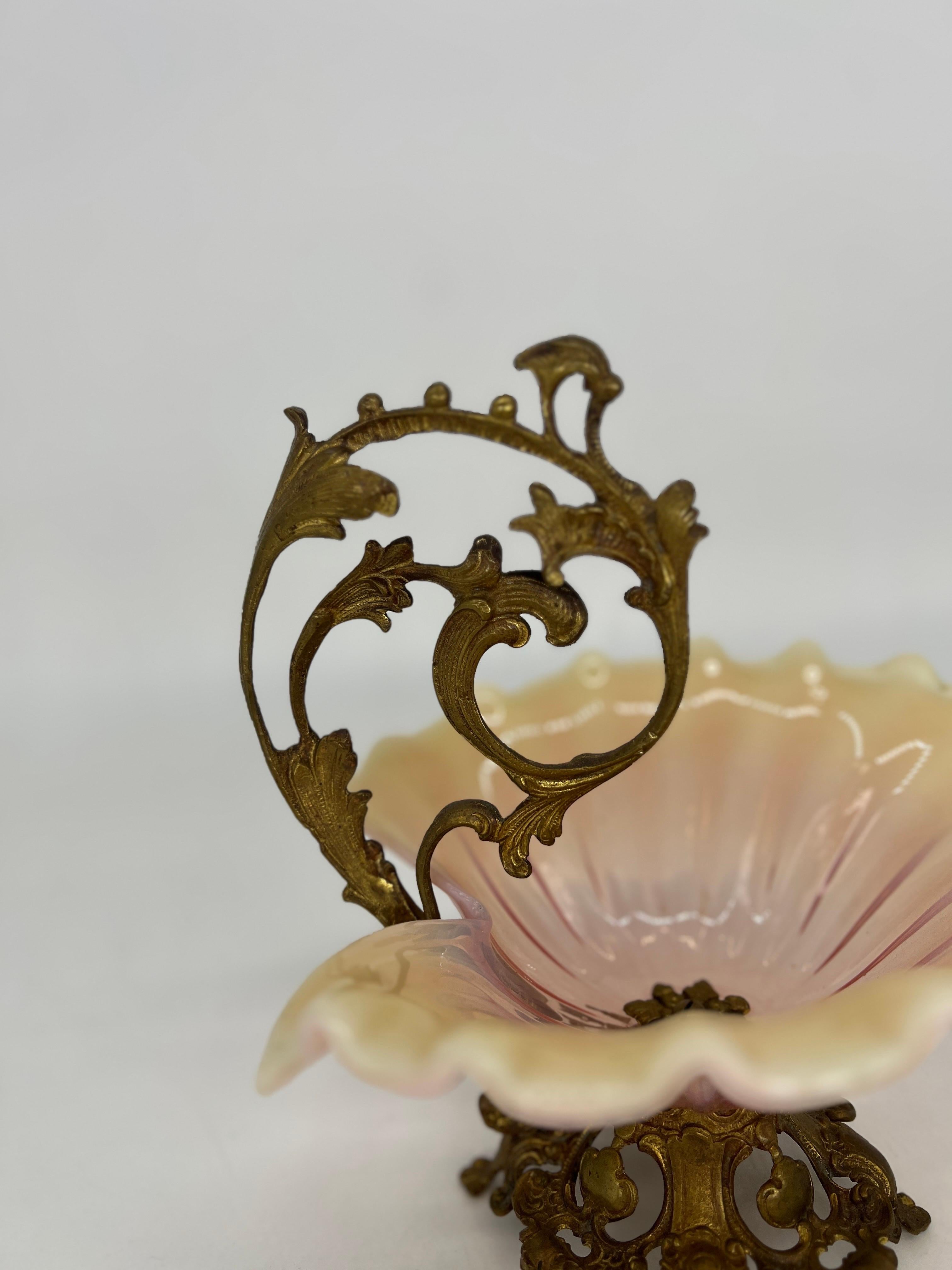 Panier en verre opalescent monté sur bronze doré Art nouveau français du 19ème siècle en vente 1