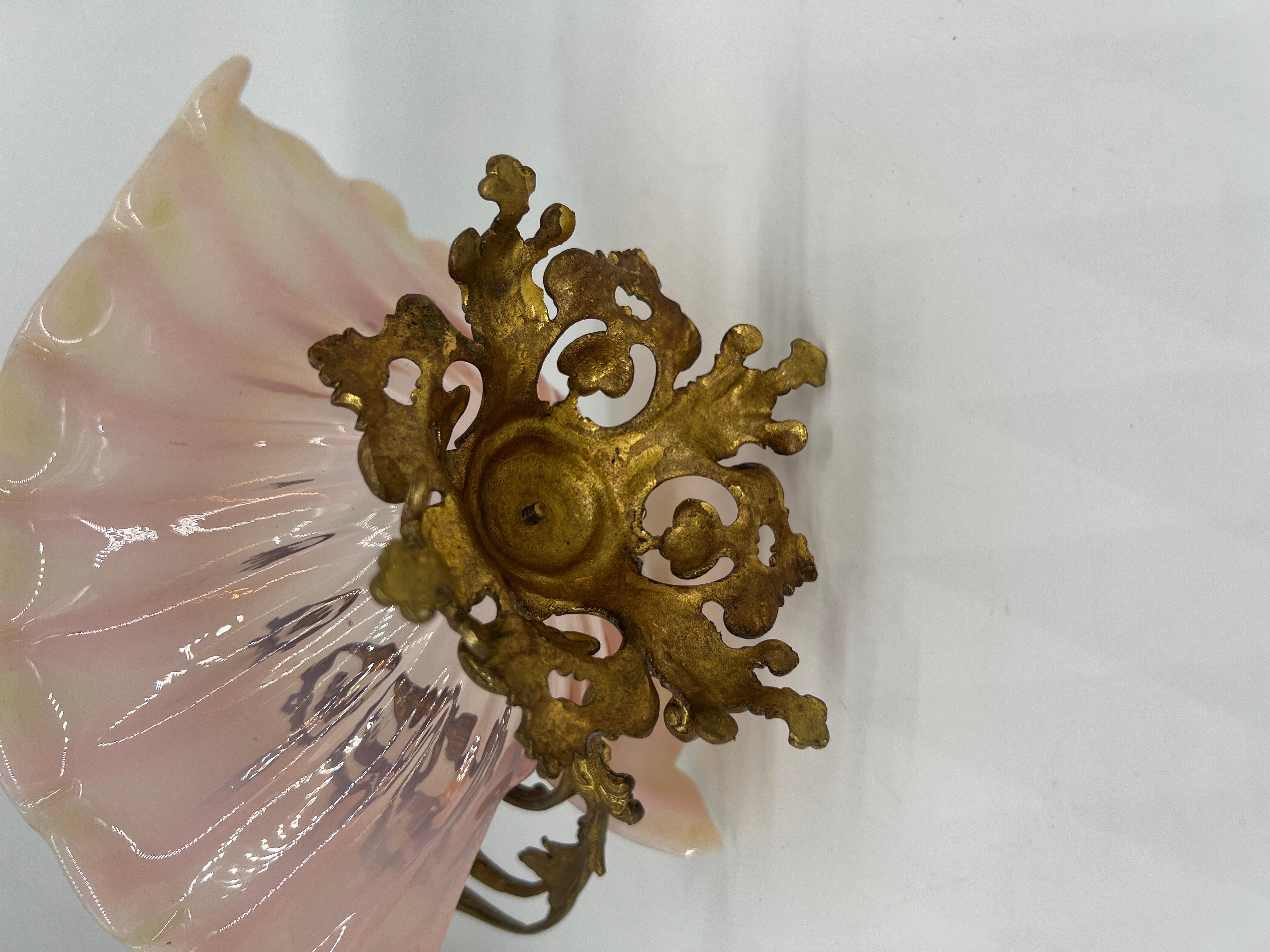 Panier en verre opalescent monté sur bronze doré Art nouveau français du 19ème siècle en vente 2