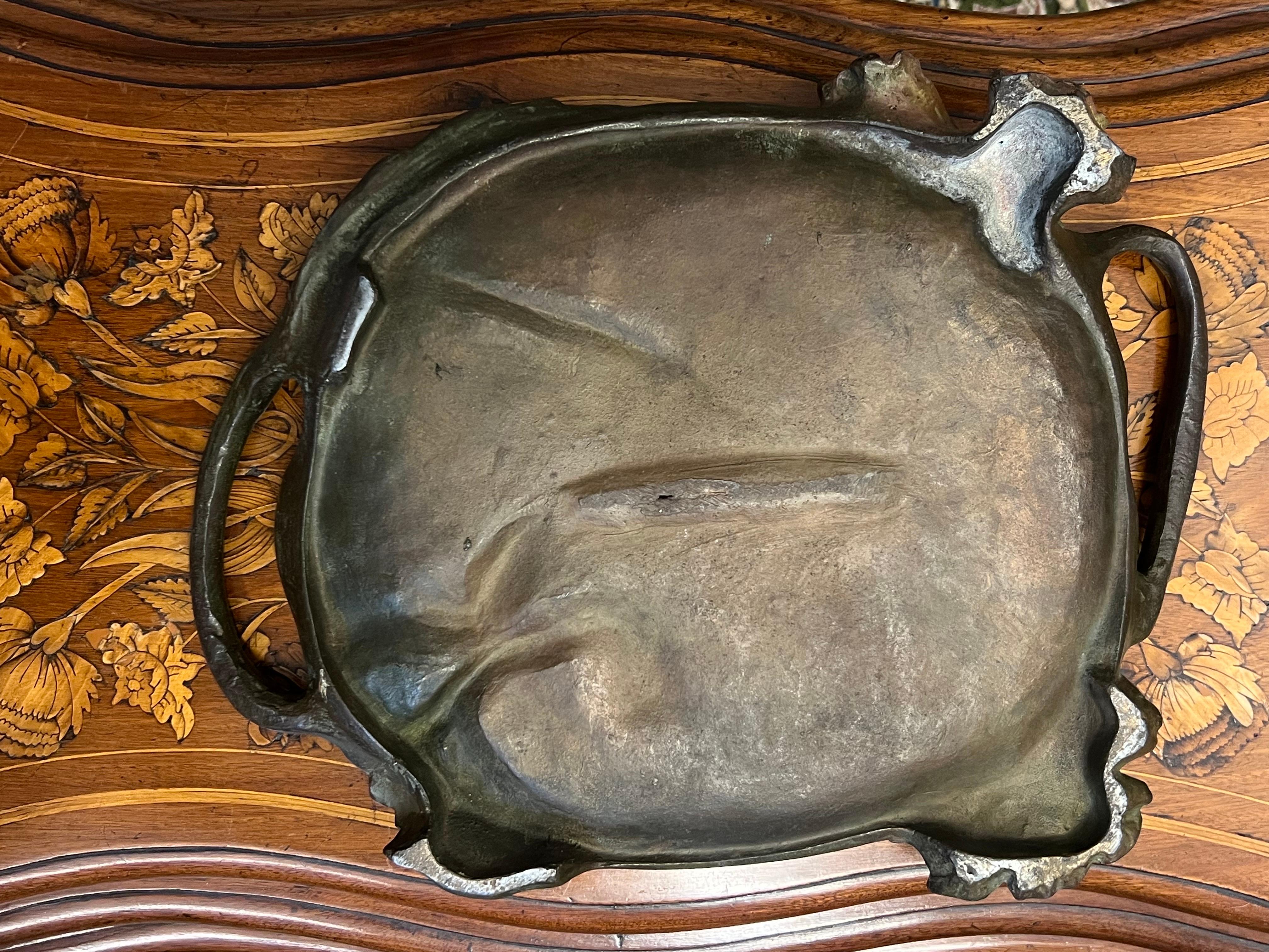 Französisches, handgeschnitztes Bronzetablett im Art nouveau-Stil des 19. Jahrhunderts von Elias im Angebot 3