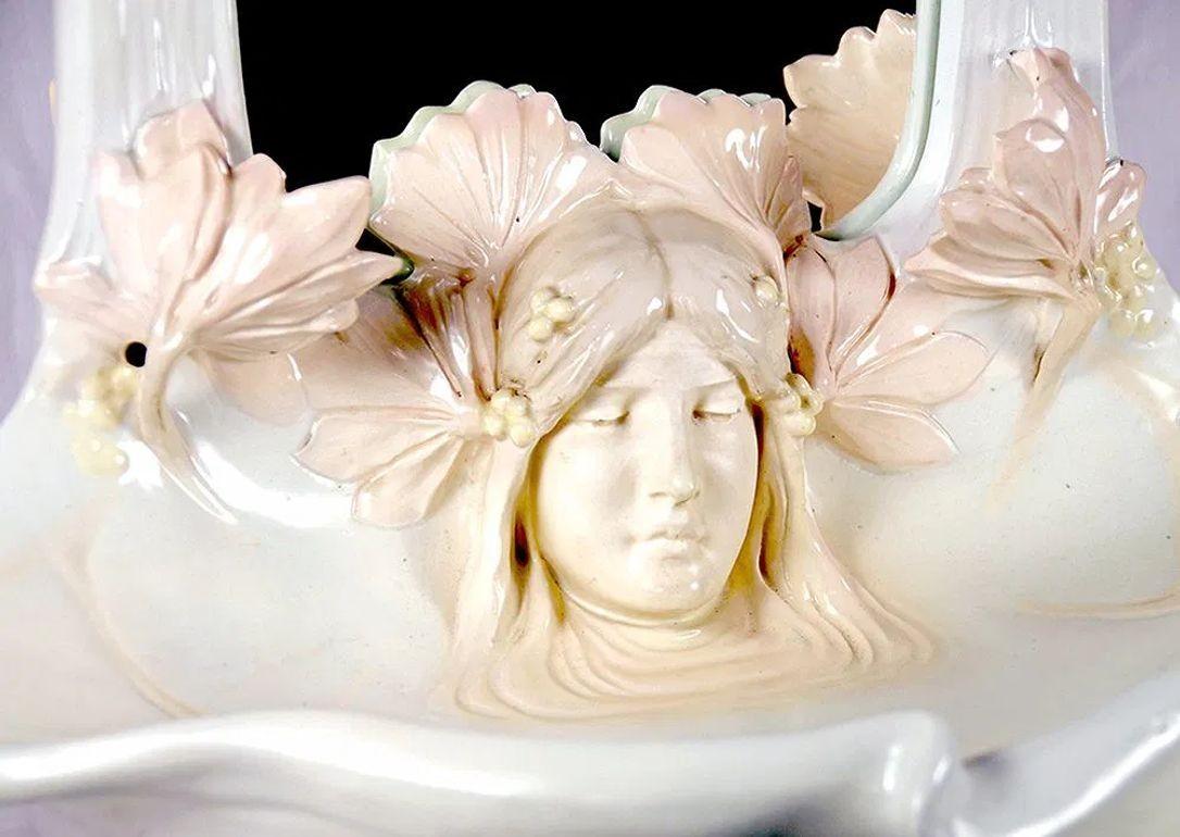 Français Miroir et vasque en majolique du 19e siècle avec buste de femme. en vente