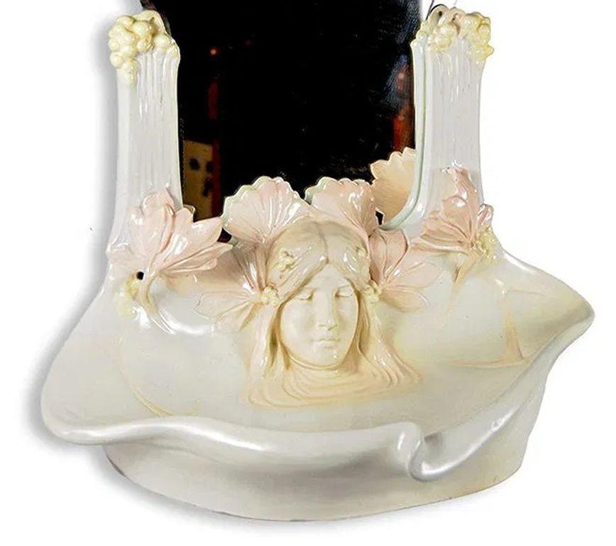 Miroir et vasque en majolique du 19e siècle avec buste de femme. Bon état - En vente à Los Angeles, CA