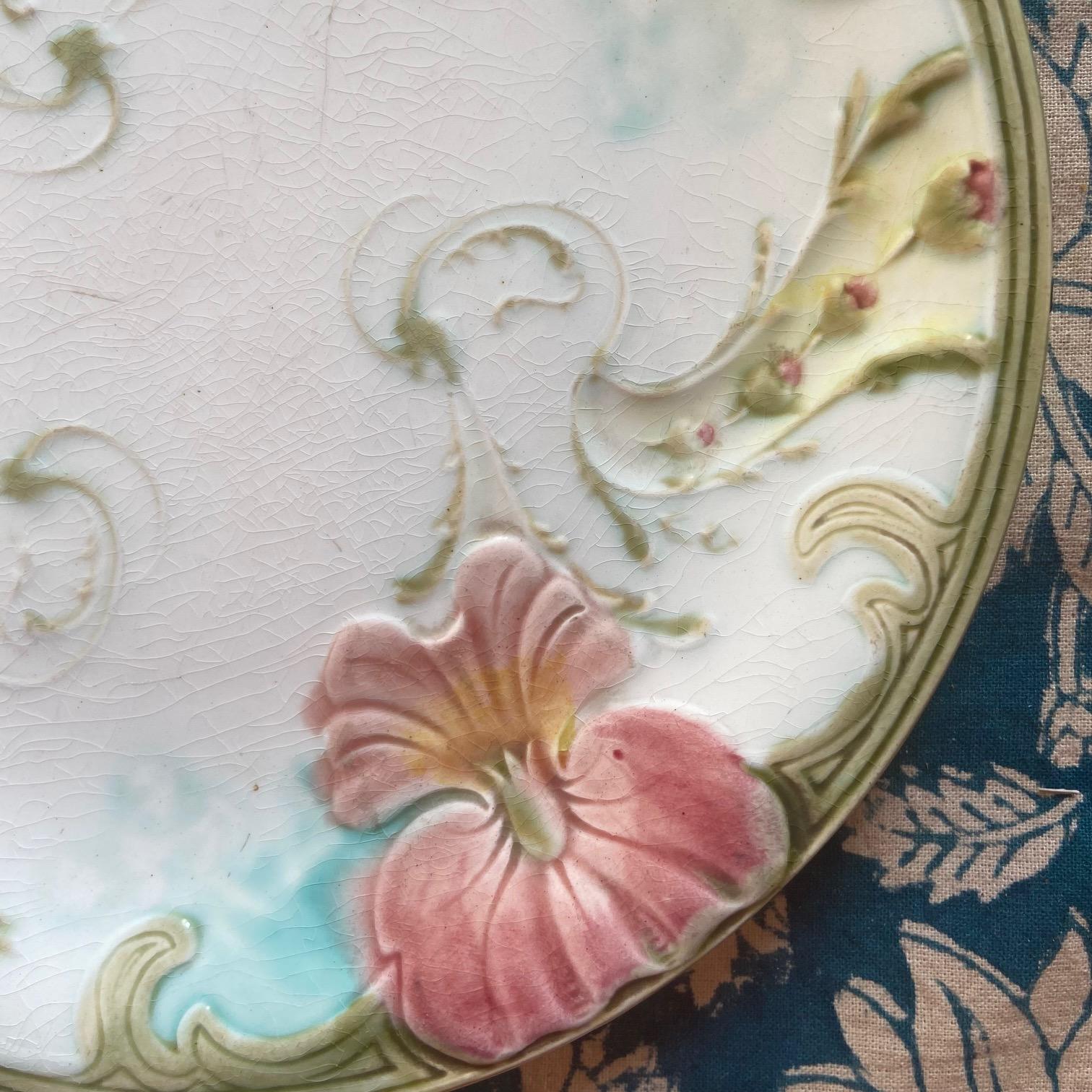 Francese Piatto in maiolica Art Nouveau francese del 19° secolo con fiori di viola del pensiero in vendita