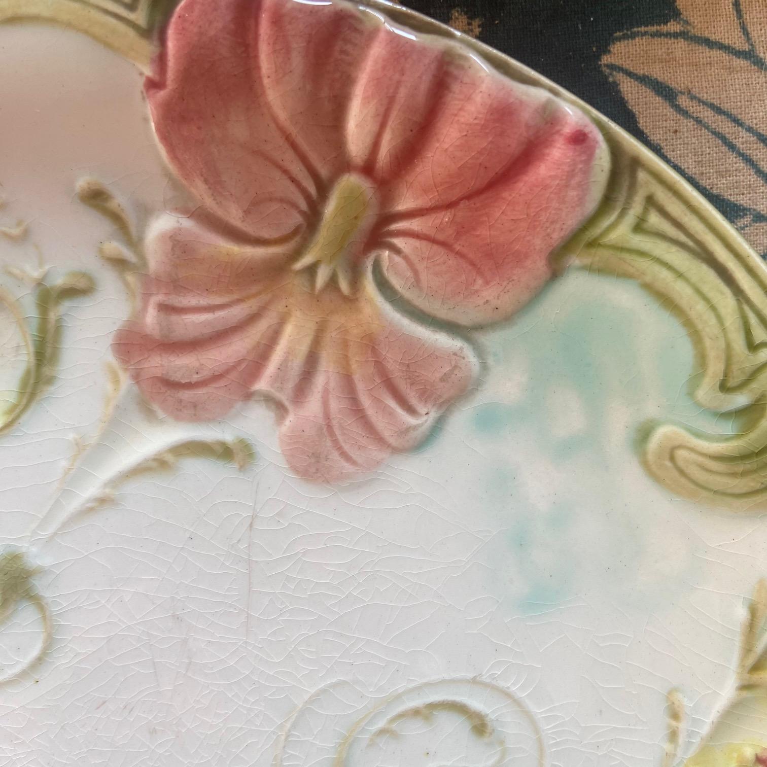 Smaltato Piatto in maiolica Art Nouveau francese del 19° secolo con fiori di viola del pensiero in vendita