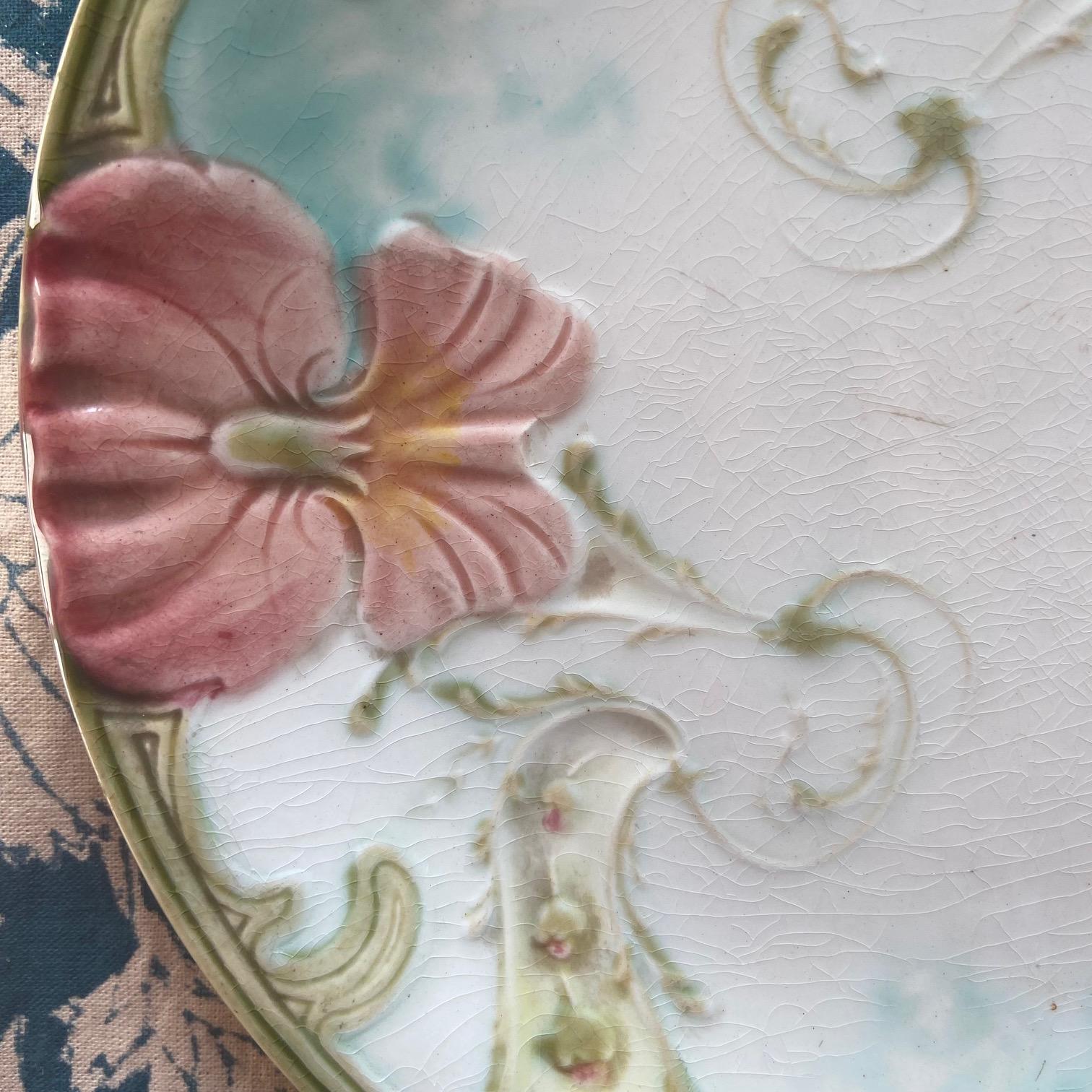 Piatto in maiolica Art Nouveau francese del 19° secolo con fiori di viola del pensiero In condizioni buone in vendita a ASNIÈRES-SUR-SEINE, FR