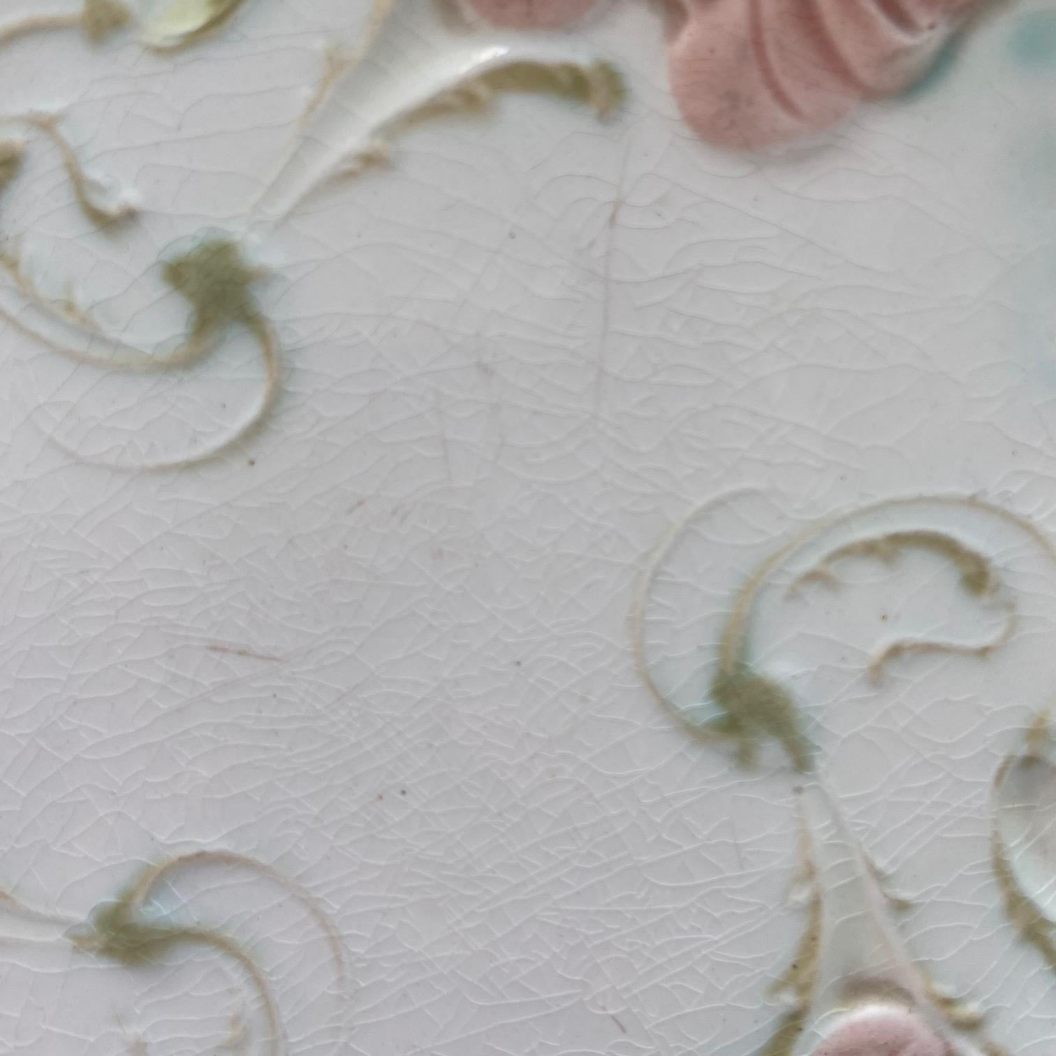 Fine XIX secolo Piatto in maiolica Art Nouveau francese del 19° secolo con fiori di viola del pensiero in vendita
