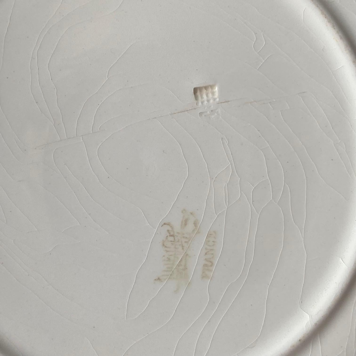 Piatto in maiolica Art Nouveau francese del 19° secolo con fiori di viola del pensiero in vendita 1