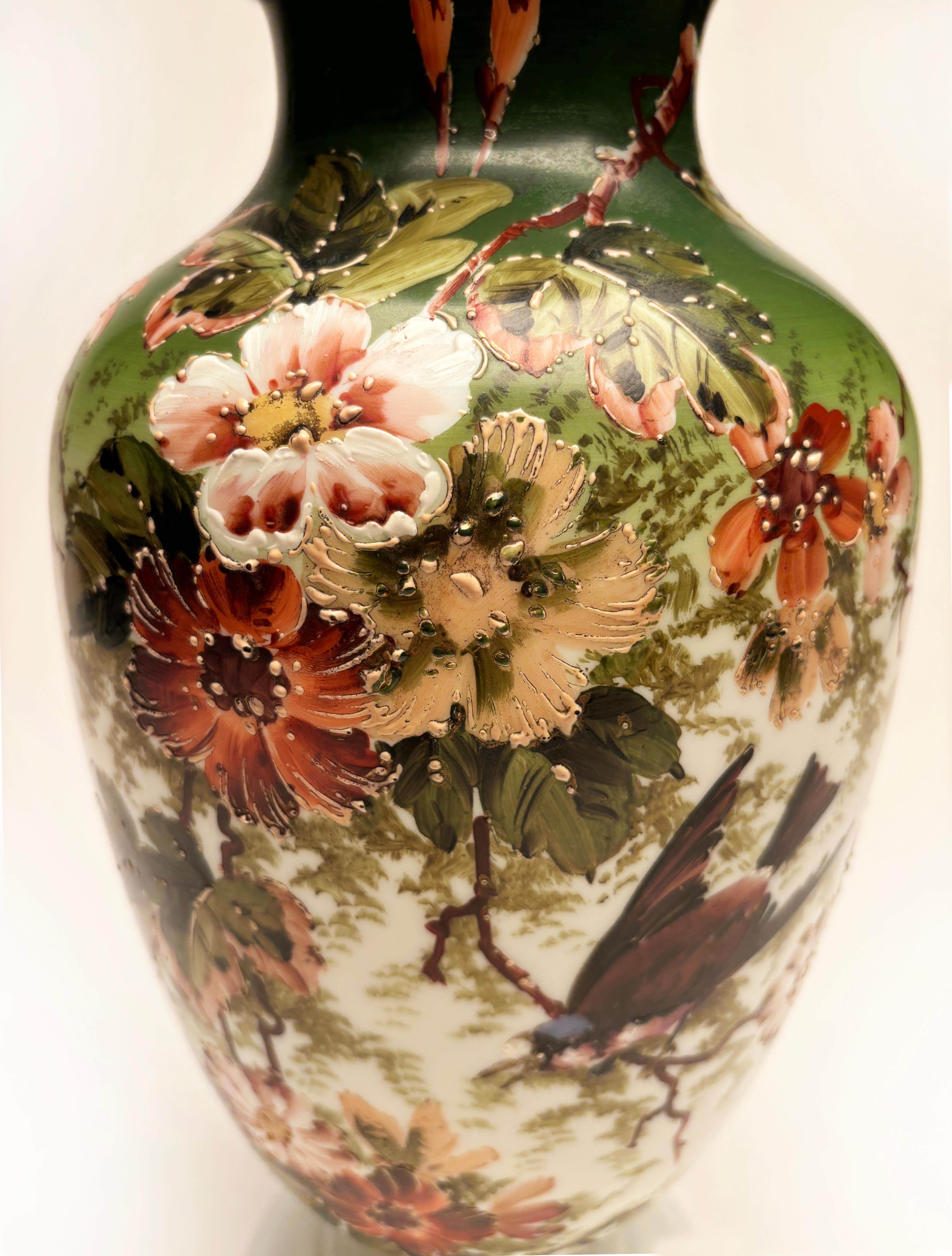 Vase Art nouveau français du 19ème siècle en verre opalin, motif japonais peint à la main en vente 3