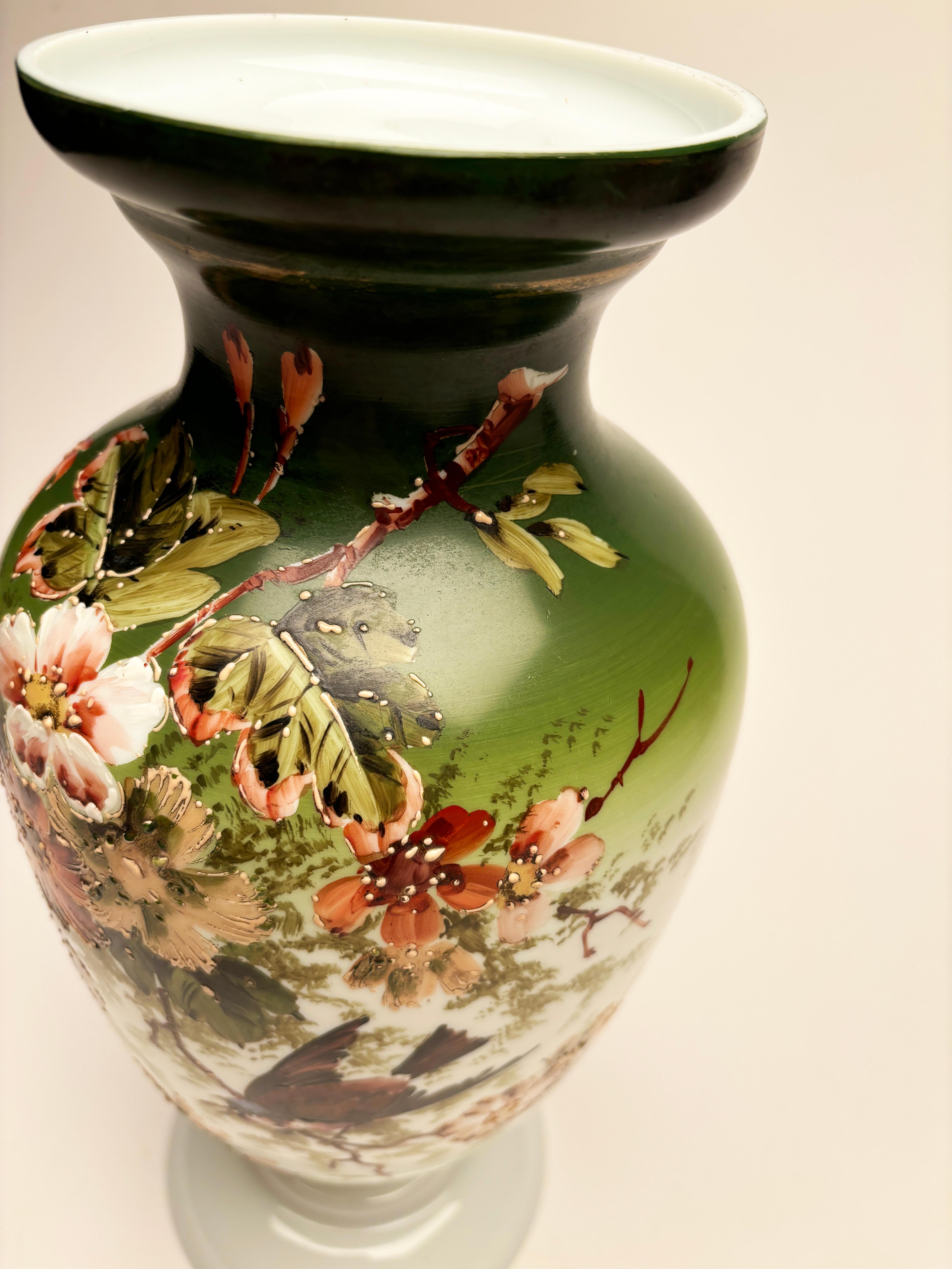 Vase Art nouveau français du 19ème siècle en verre opalin, motif japonais peint à la main en vente 4