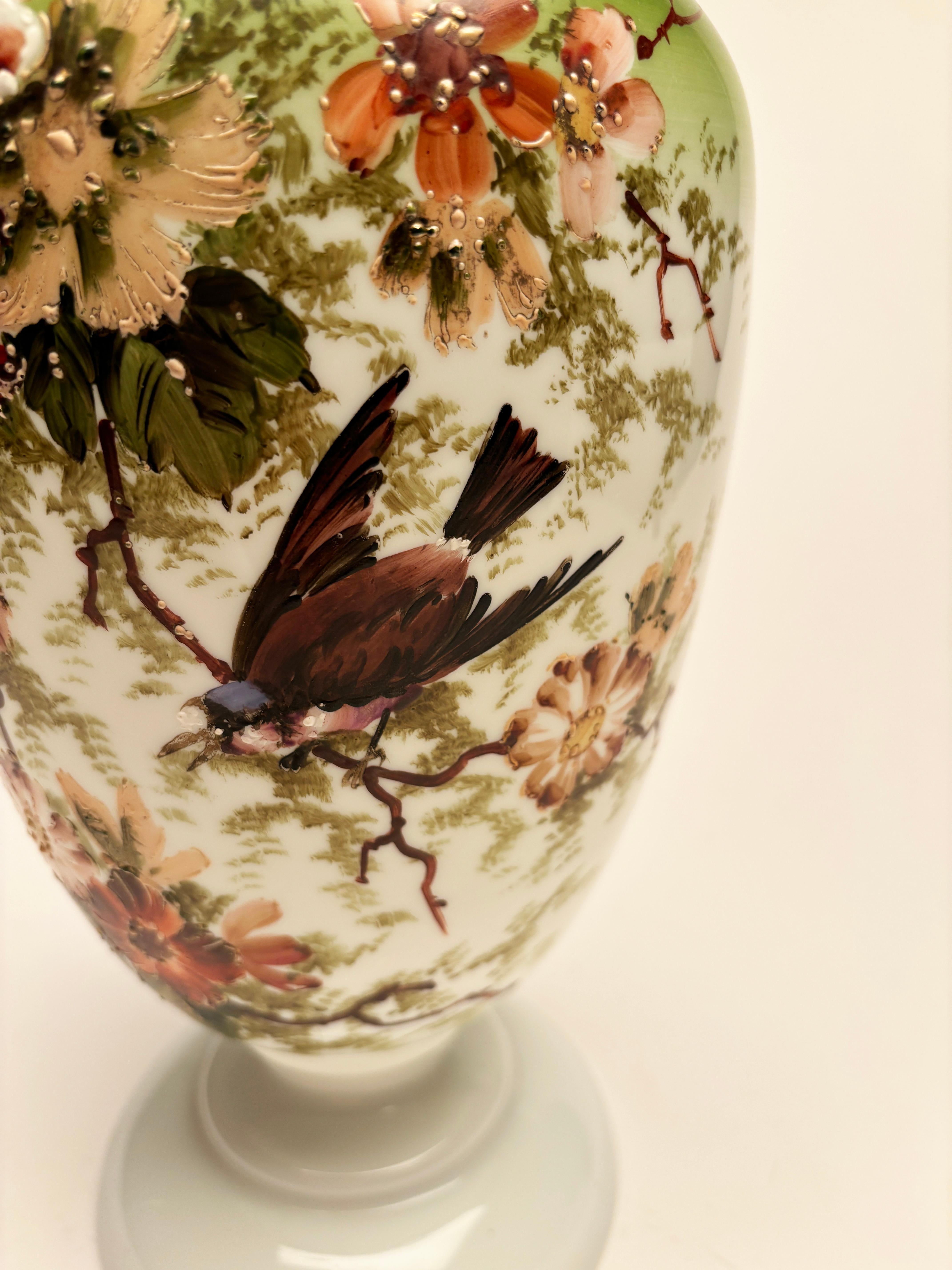 Vase Art nouveau français du 19ème siècle en verre opalin, motif japonais peint à la main en vente 5