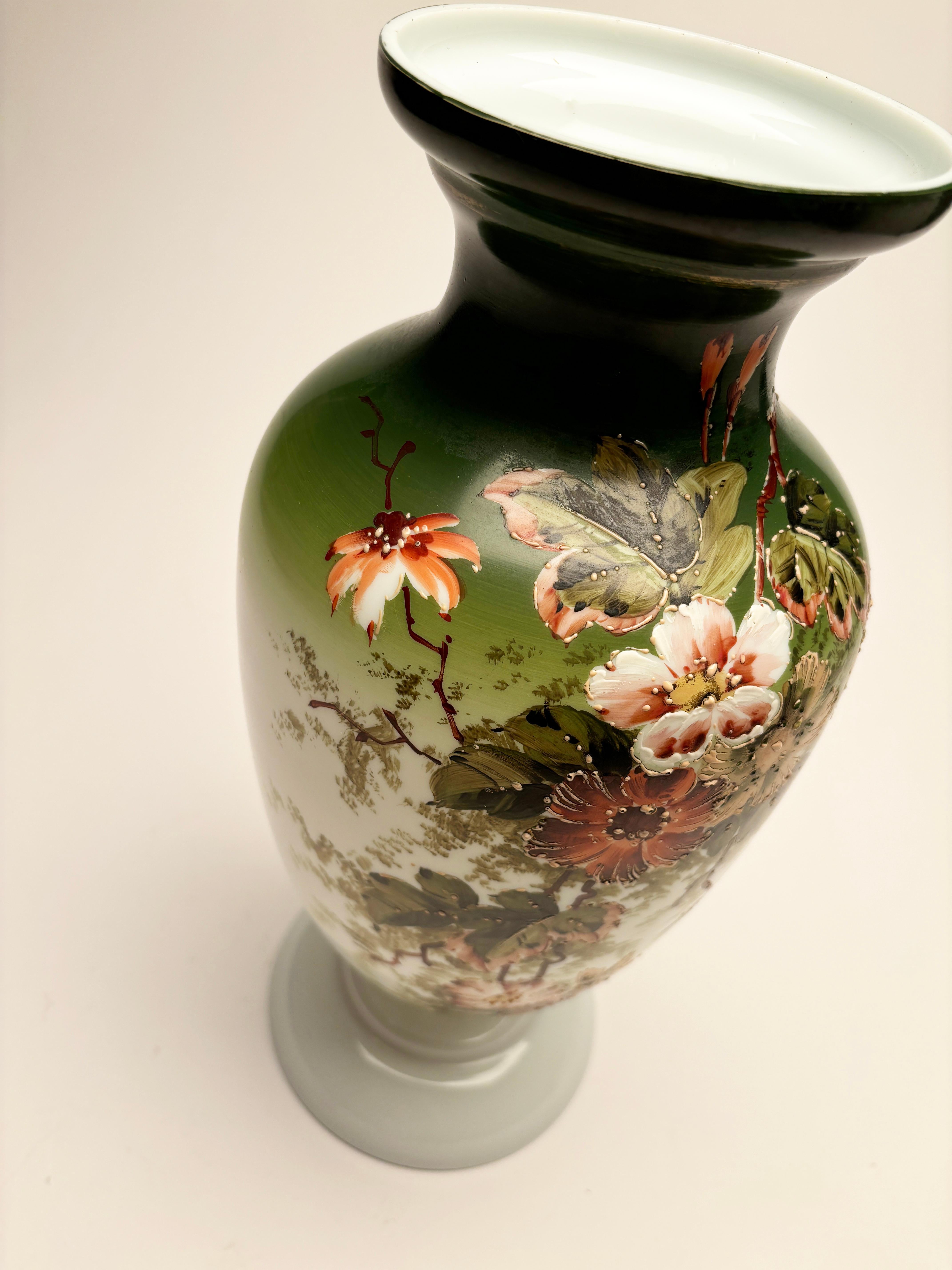 Vase Art nouveau français du 19ème siècle en verre opalin, motif japonais peint à la main en vente 6