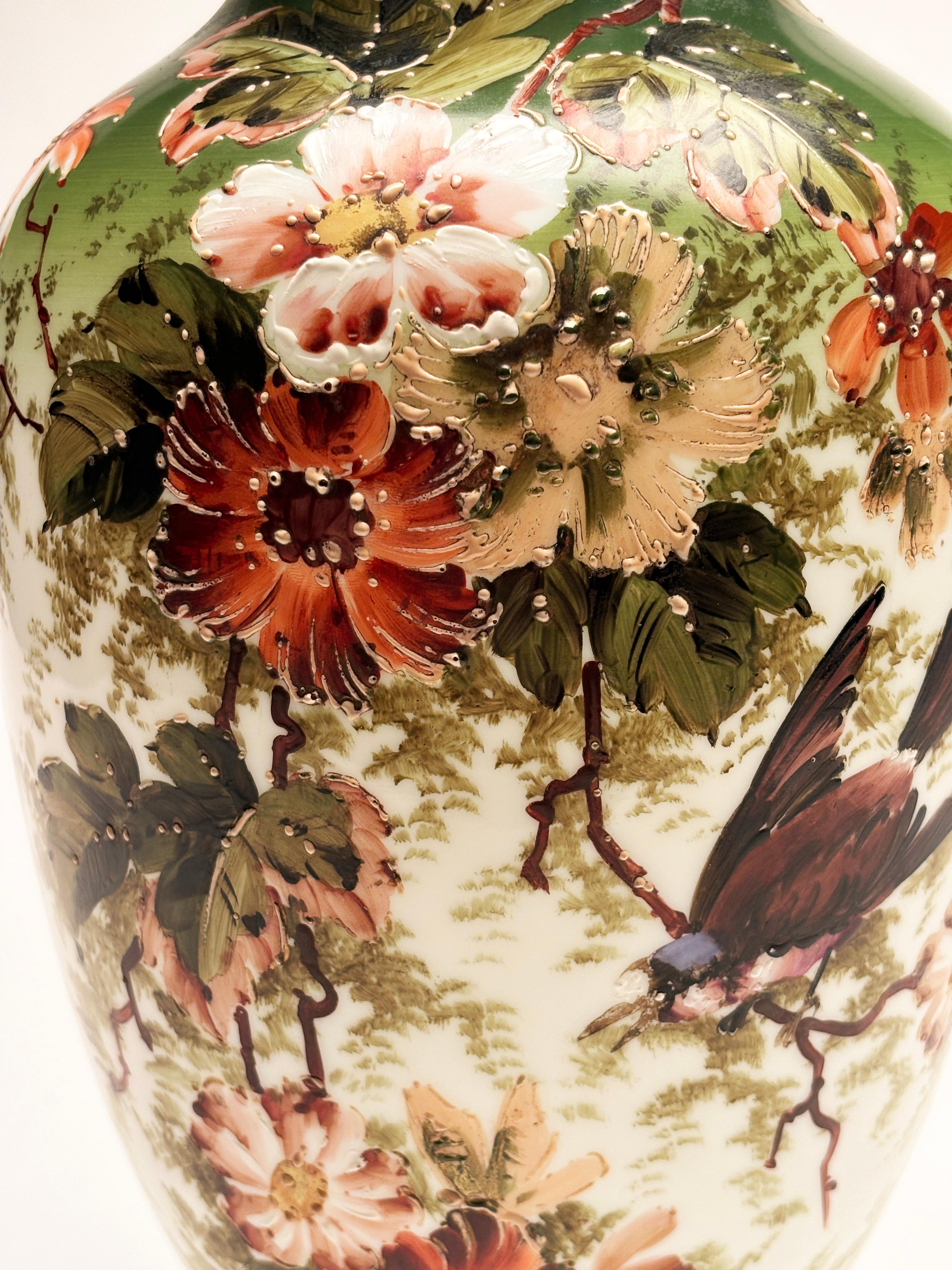 Vase Art nouveau français du 19ème siècle en verre opalin, motif japonais peint à la main en vente 8