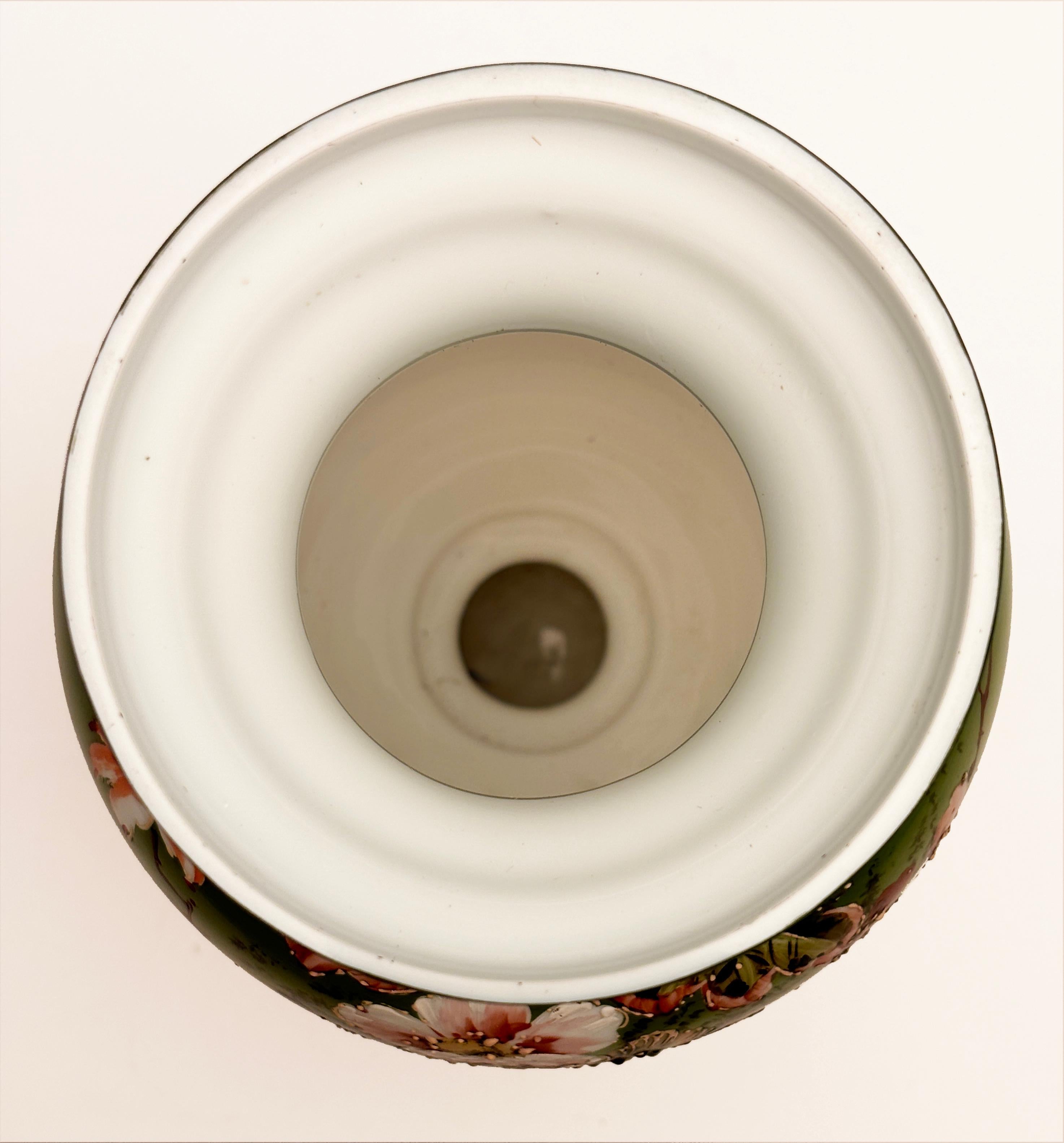 Vase Art nouveau français du 19ème siècle en verre opalin, motif japonais peint à la main en vente 9