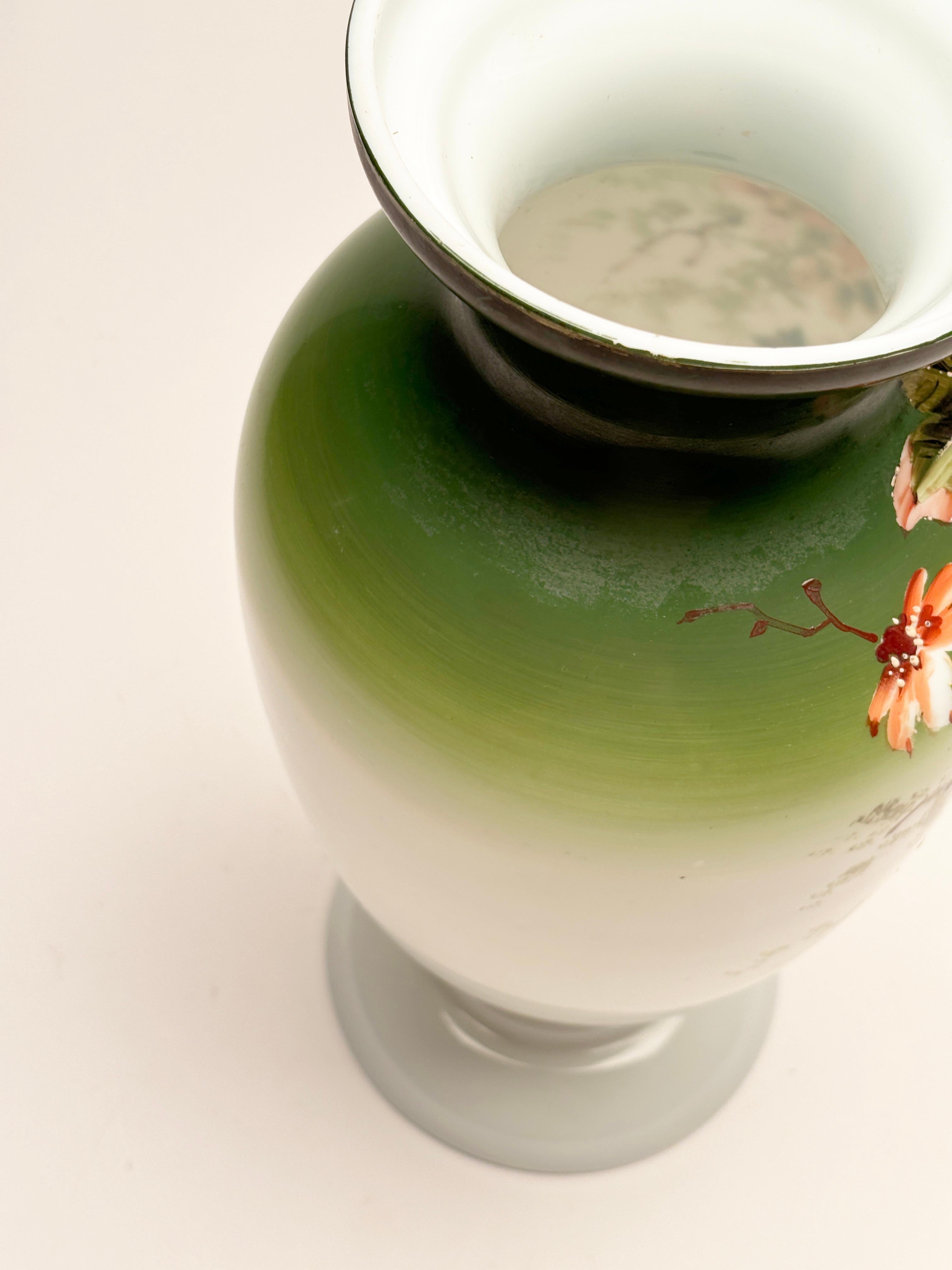 Vase Art nouveau français du 19ème siècle en verre opalin, motif japonais peint à la main en vente 10