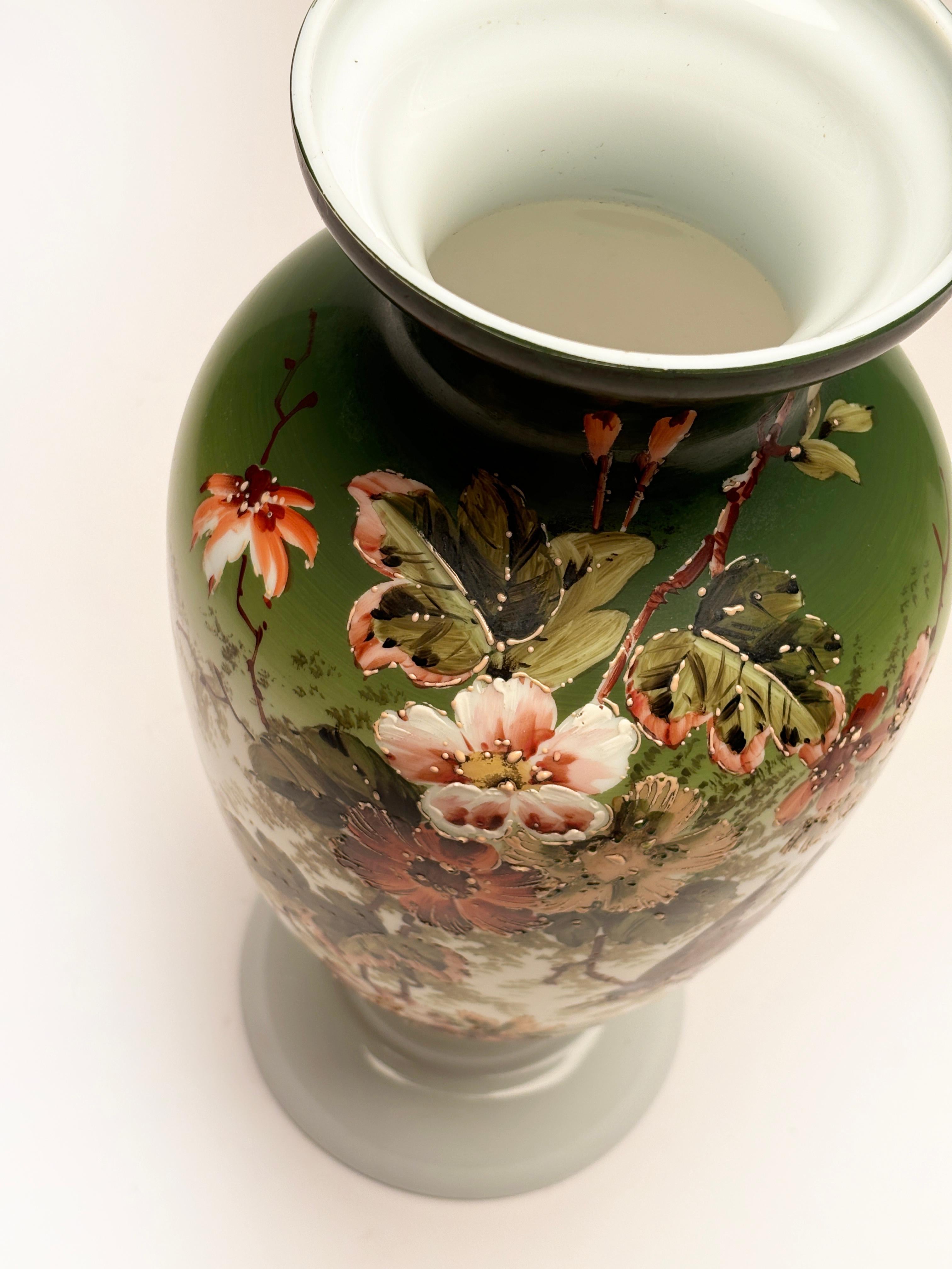 Vase Art nouveau français du 19ème siècle en verre opalin, motif japonais peint à la main en vente 11