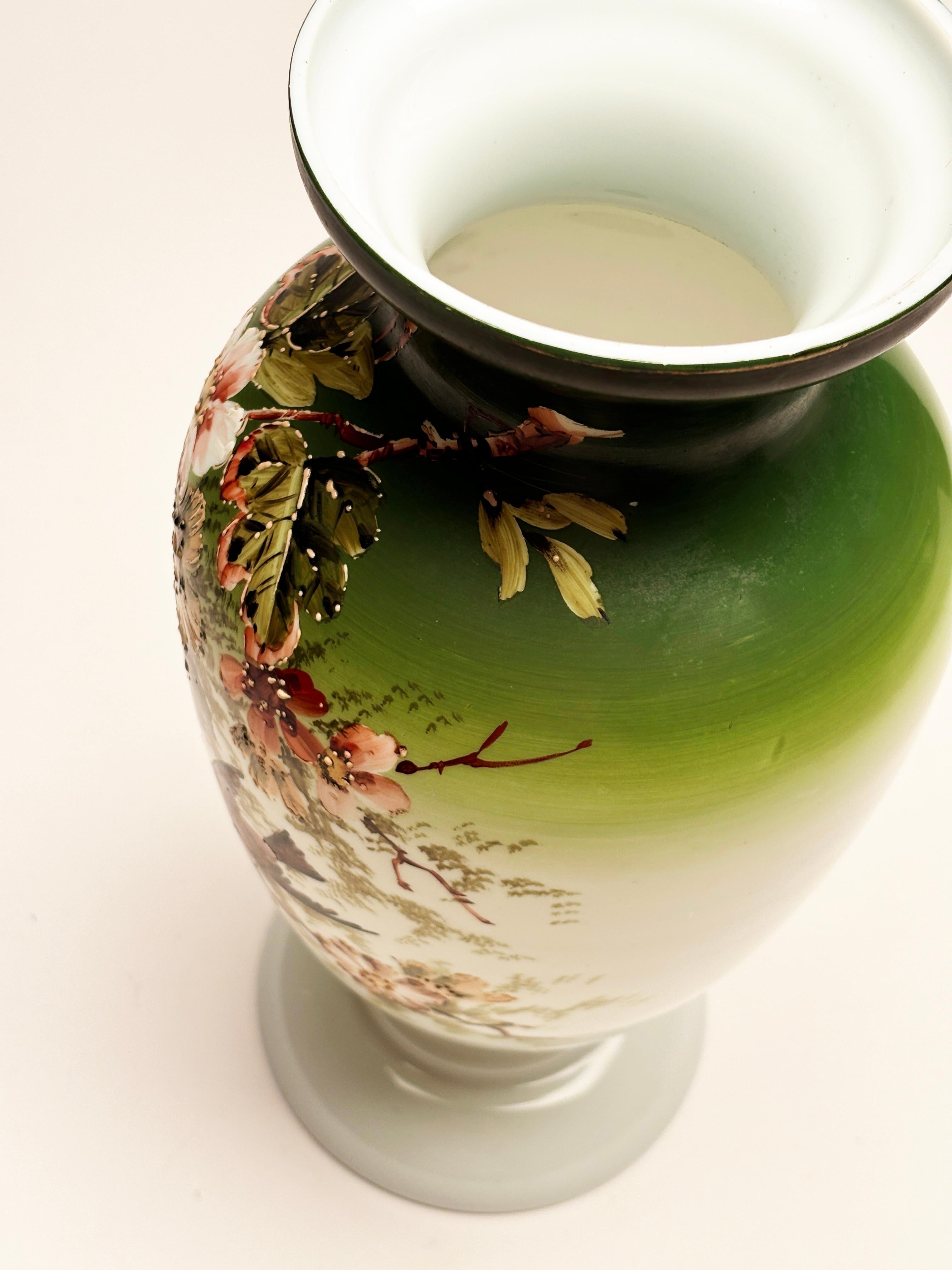 Vase Art nouveau français du 19ème siècle en verre opalin, motif japonais peint à la main en vente 12