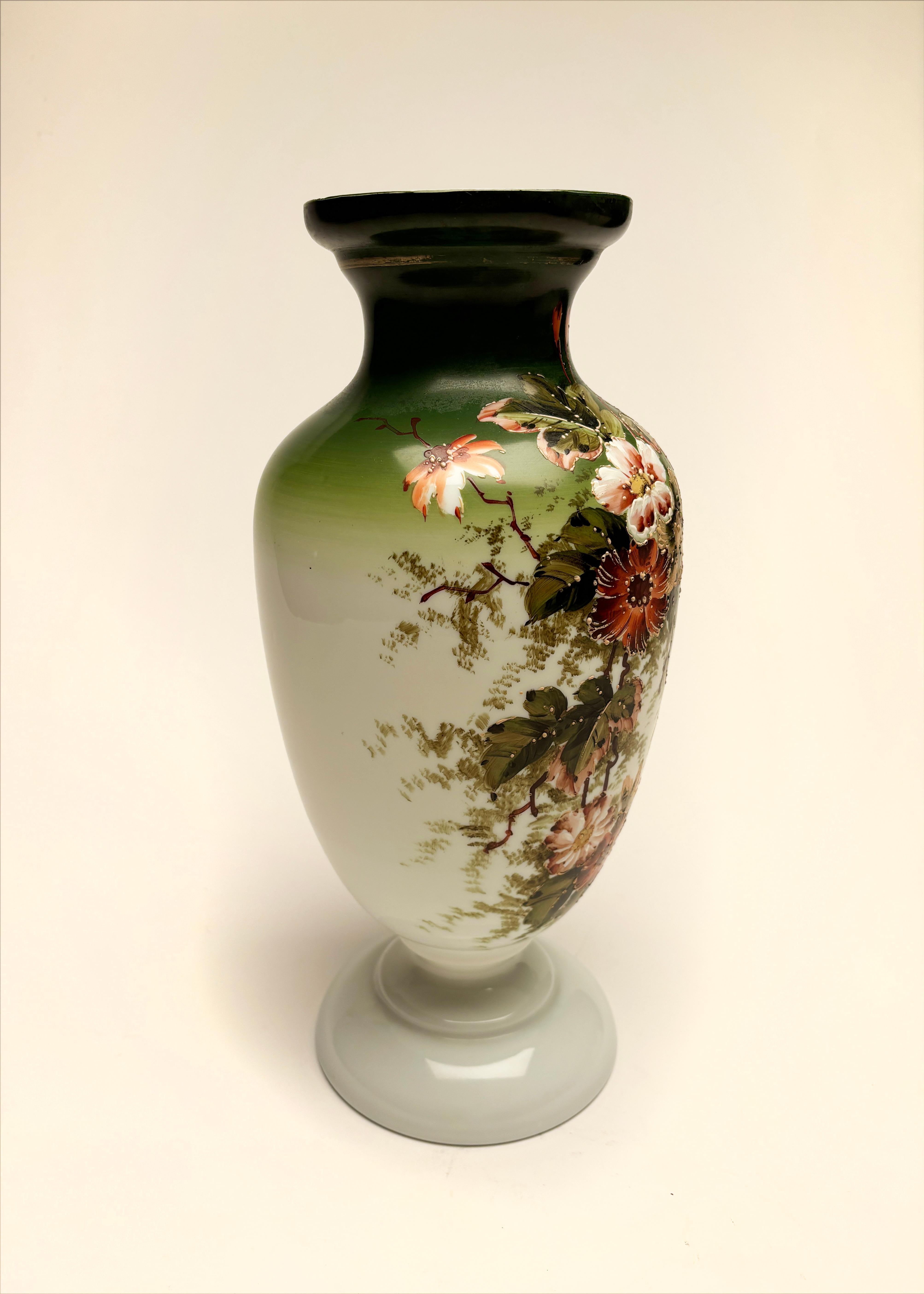 Ce vase en verre opalin français Art nouveau du XIXe siècle, peint de façon complexe, est un magnifique spécimen reflétant une période où le flair impressionniste était incorporé au verre opalin dans toute la France. 

Cette pièce, dont la