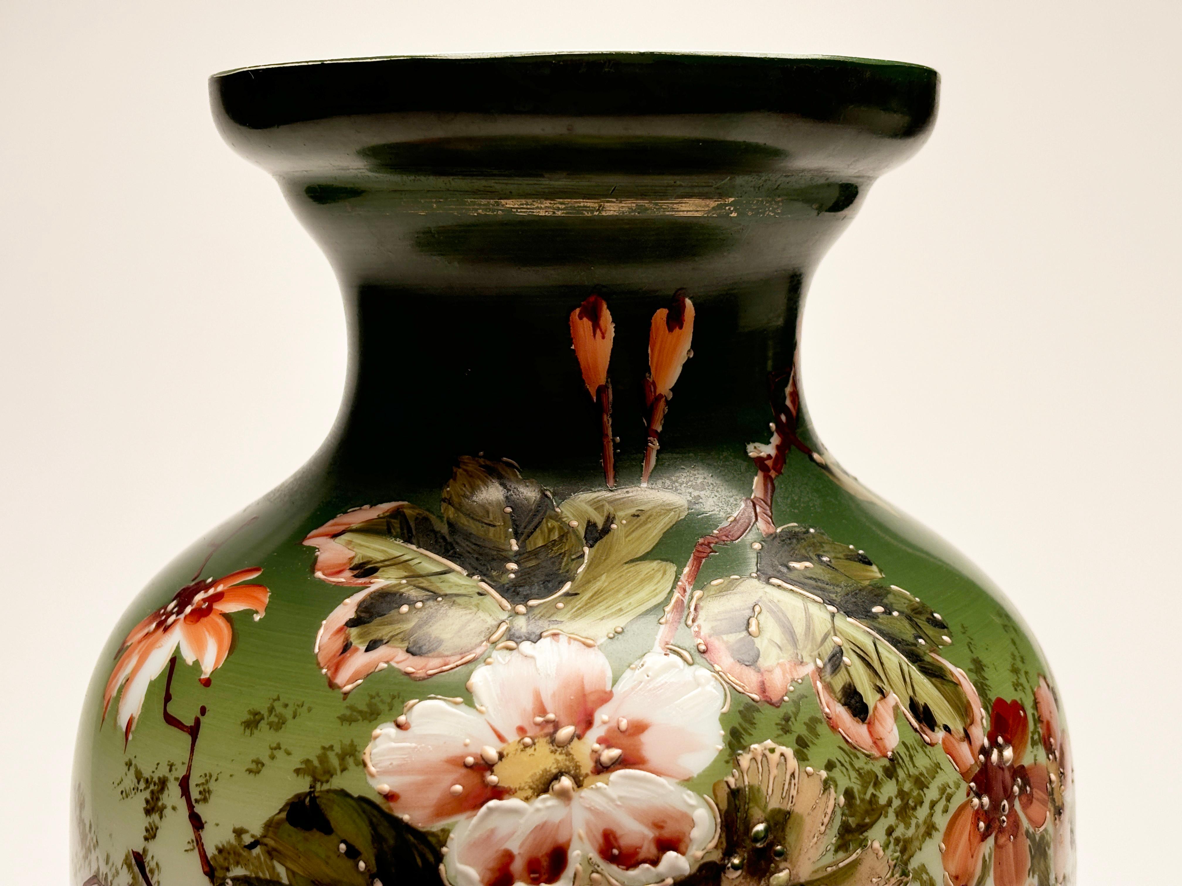 Vase Art nouveau français du 19ème siècle en verre opalin, motif japonais peint à la main en vente 13